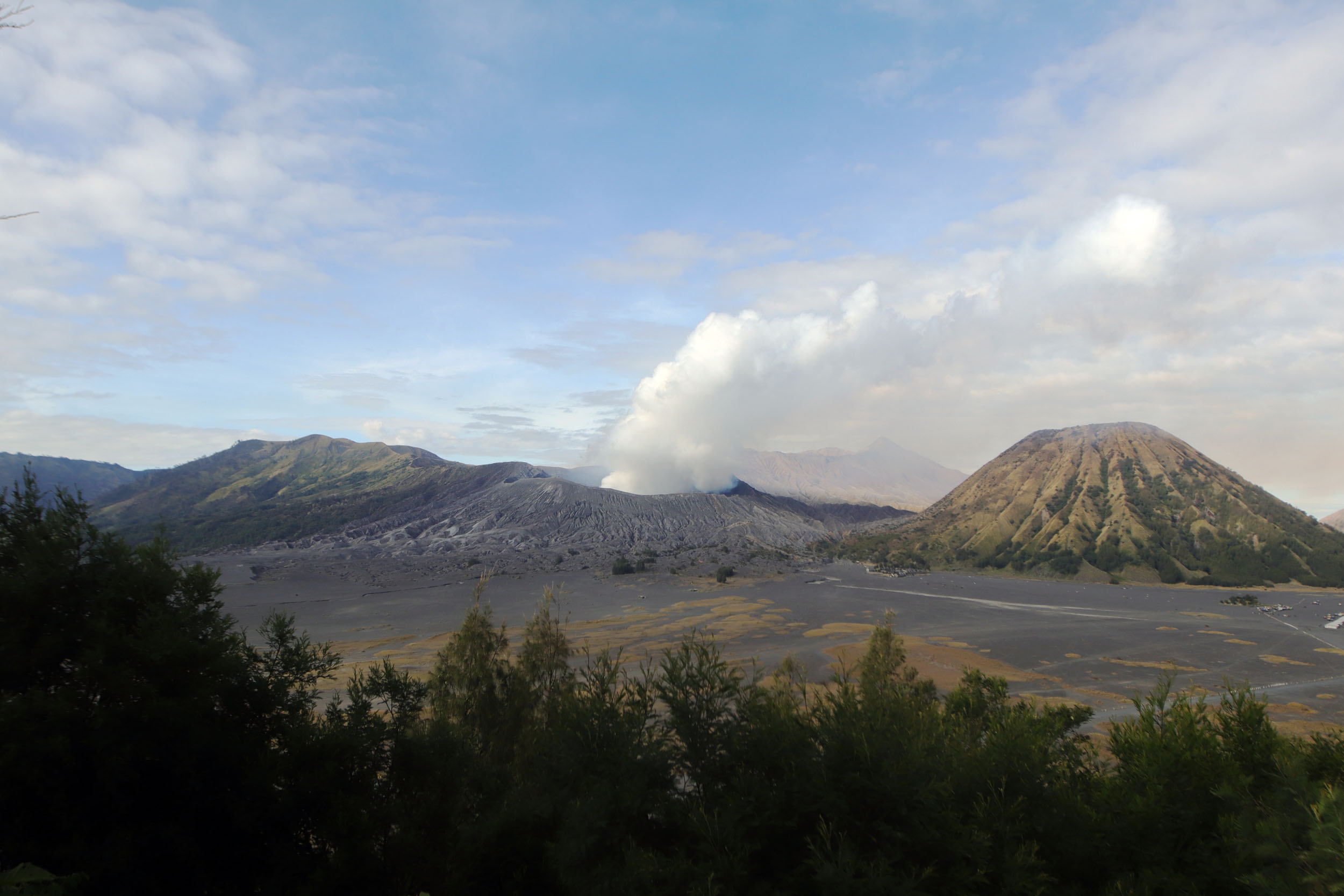 Gunung Bromo masih menjadi primadona wisatawan saat libur lebaran 2024.