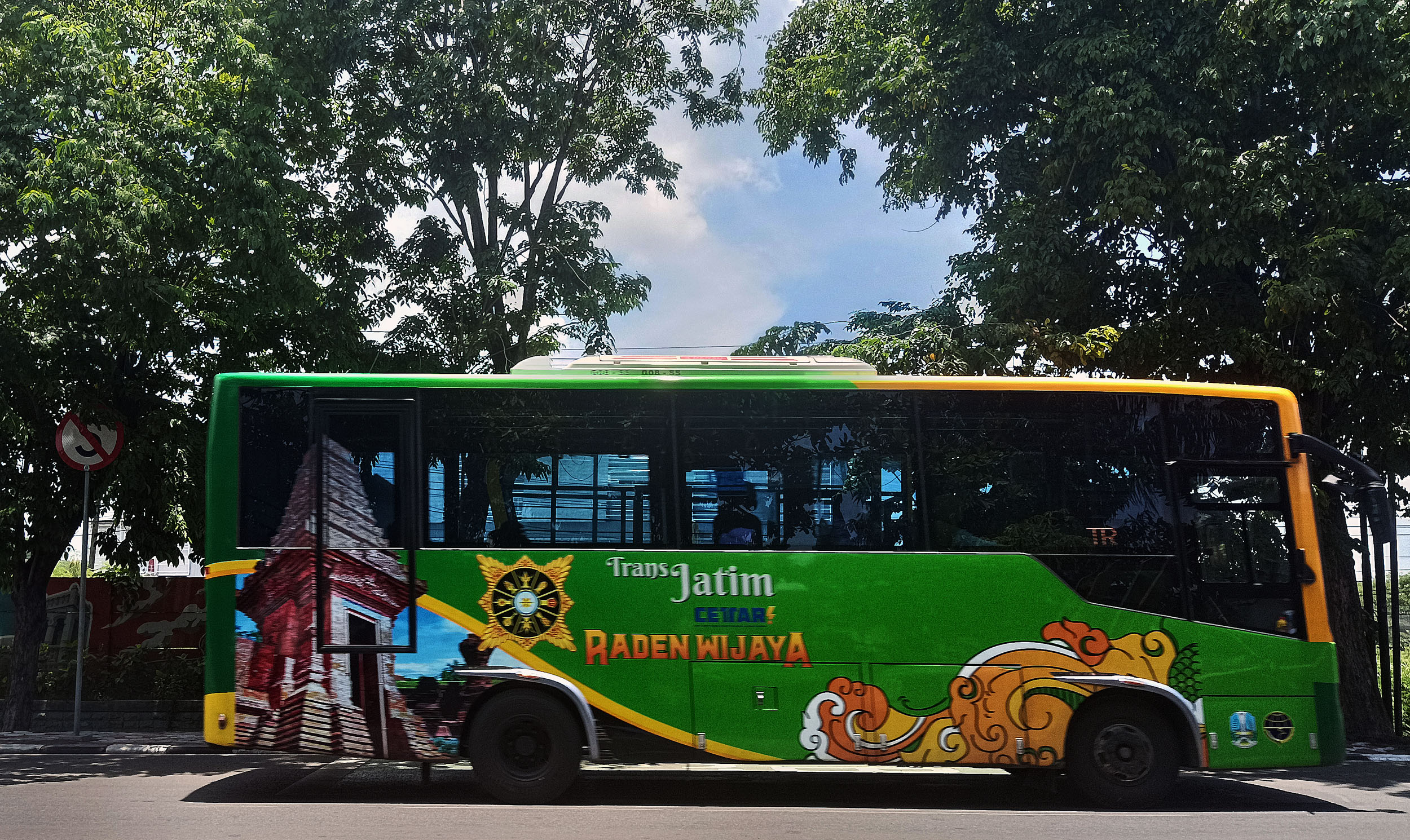 Pemprov Jatim bakal meluncurkan Luxury Trans Jatim yang tak disubsidi dan menyasar kalangan menengah atas.