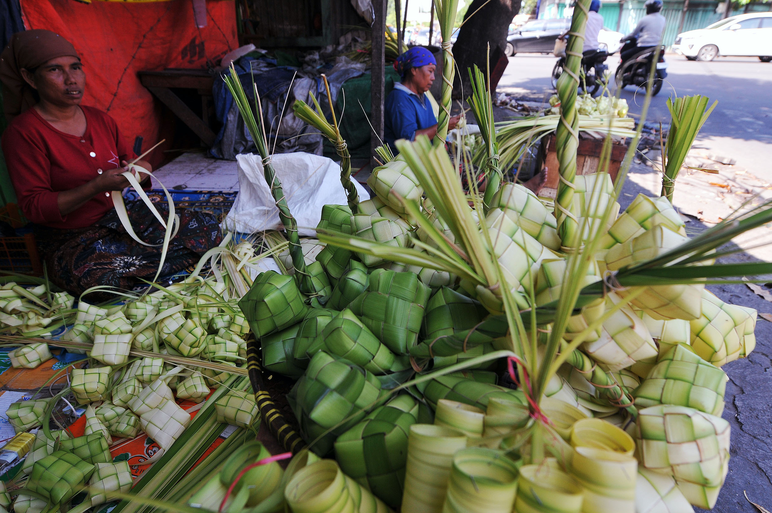 Penjual cangkang ketupat menjajakan dagangannya di sekitar Pasar Keputran, Surabaya.