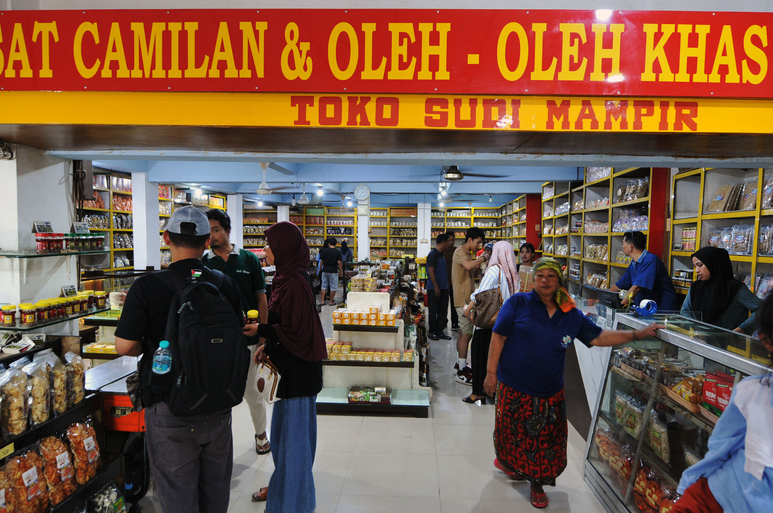 Pusat oleh-oleh di kawasan Genteng, Surabaya tampak ramai dipenuhi pembeli yang mencari oleh-oleh sebelum kembali dari mudik.