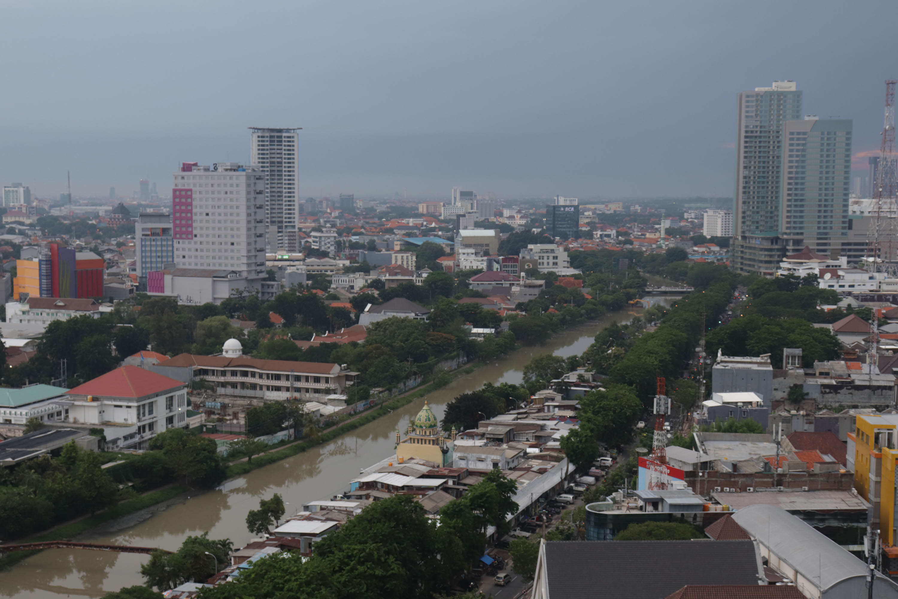 Banyak investor yang tertarik investasi di Surabaya, baik investor dalam negeri maupun asing.