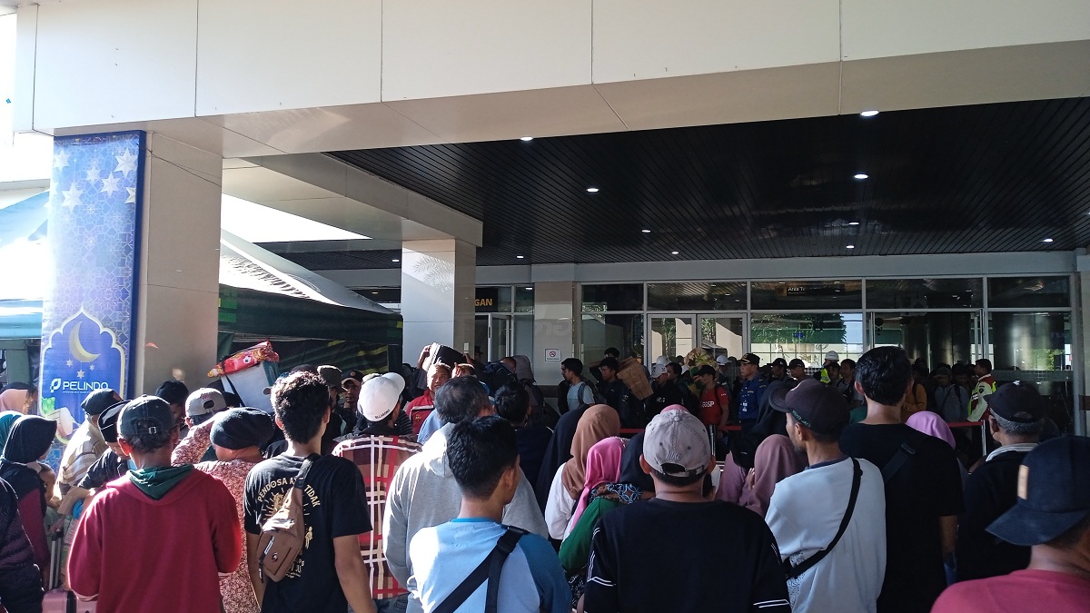 Penumpang memadati pintu masuk keberangkatan di Pelabuhan Tanjung Perak, mereka akan balik ke daerah tempat bekerja usai mudik di Jawa Timur.
