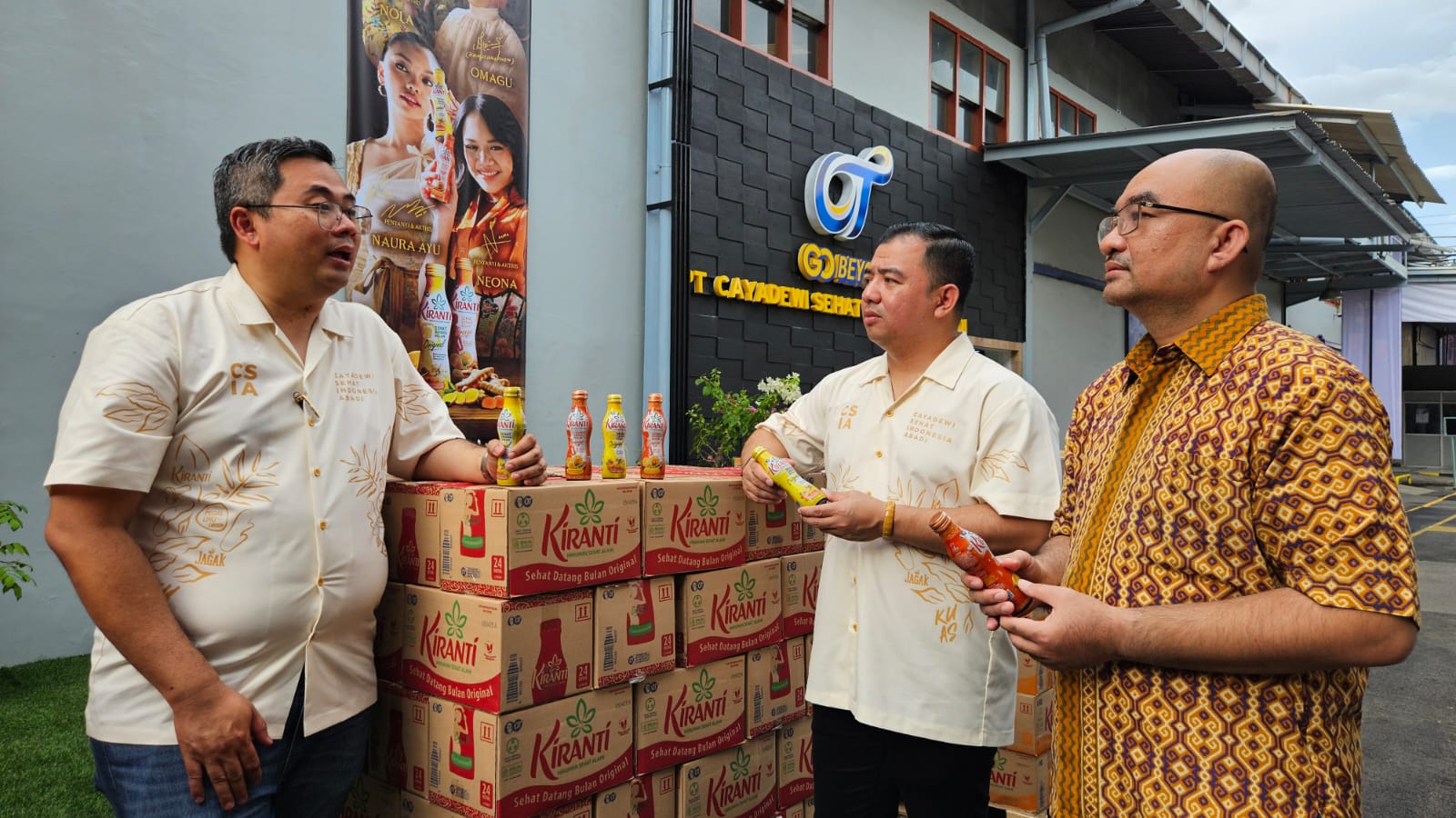 Dari kiri, Donny, Albert, dan Harianus Zebua saat meninjau pabrik Kiranti di Surabaya, yang merupakan produk ramuan tradisional warisan budaya Indonesia.