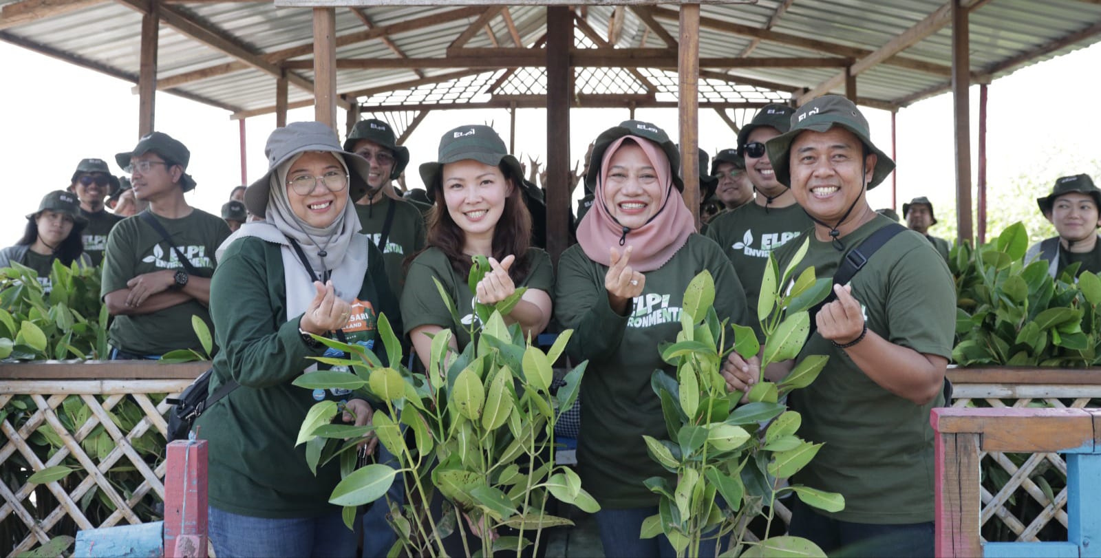 Dari kiri : Amalia Kurniawati, Efilya Kusumadewi, Antiek Sugiharti, dan Wawan Heri Purnomo saat penanaman 3.200 pohon mangrove di Romokalisari Adventure Land sumbangan dari PT ELPI.