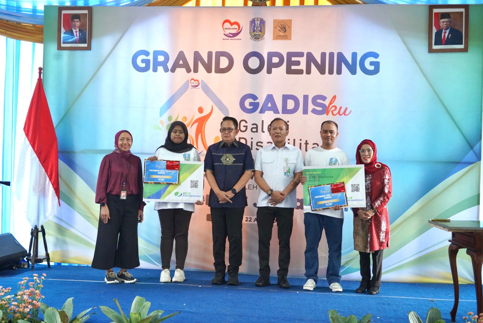 Pj Gubernur Jatim Adhy Karyono bersama Kepala Dinsos Jatim Restu Novi Widiani dan Direktur Kepatuhan Bank Jatim Umi Rodiyah saat penyerahan rekening Bank Jatim kepada penyandang disabilitas.
