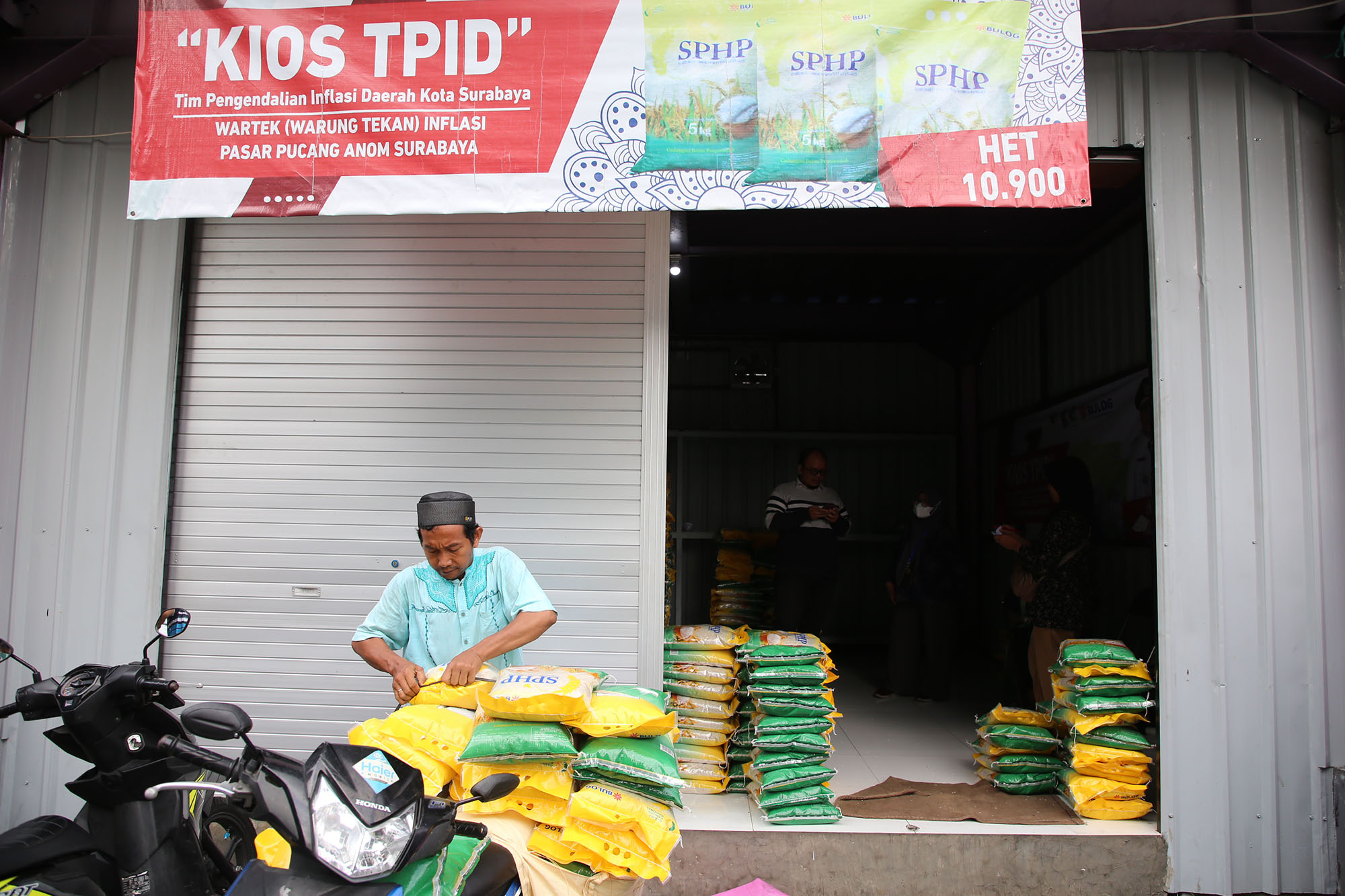 Di kios TPID masyarakat bisa membeli bahan pokok dengan harga yang terjangkau.