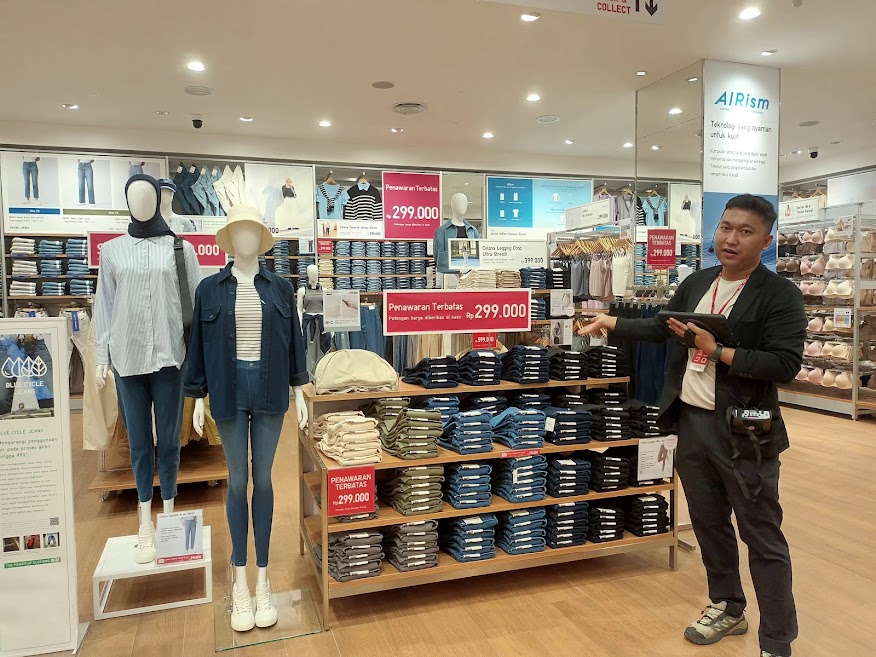 EKSPANSI: Bara Bhiswara menjelaskan mengenai koleksi Uniqlo di toko keduanya di Sidoarjo yang terletak di Unimas District, Rabu (24/4).
