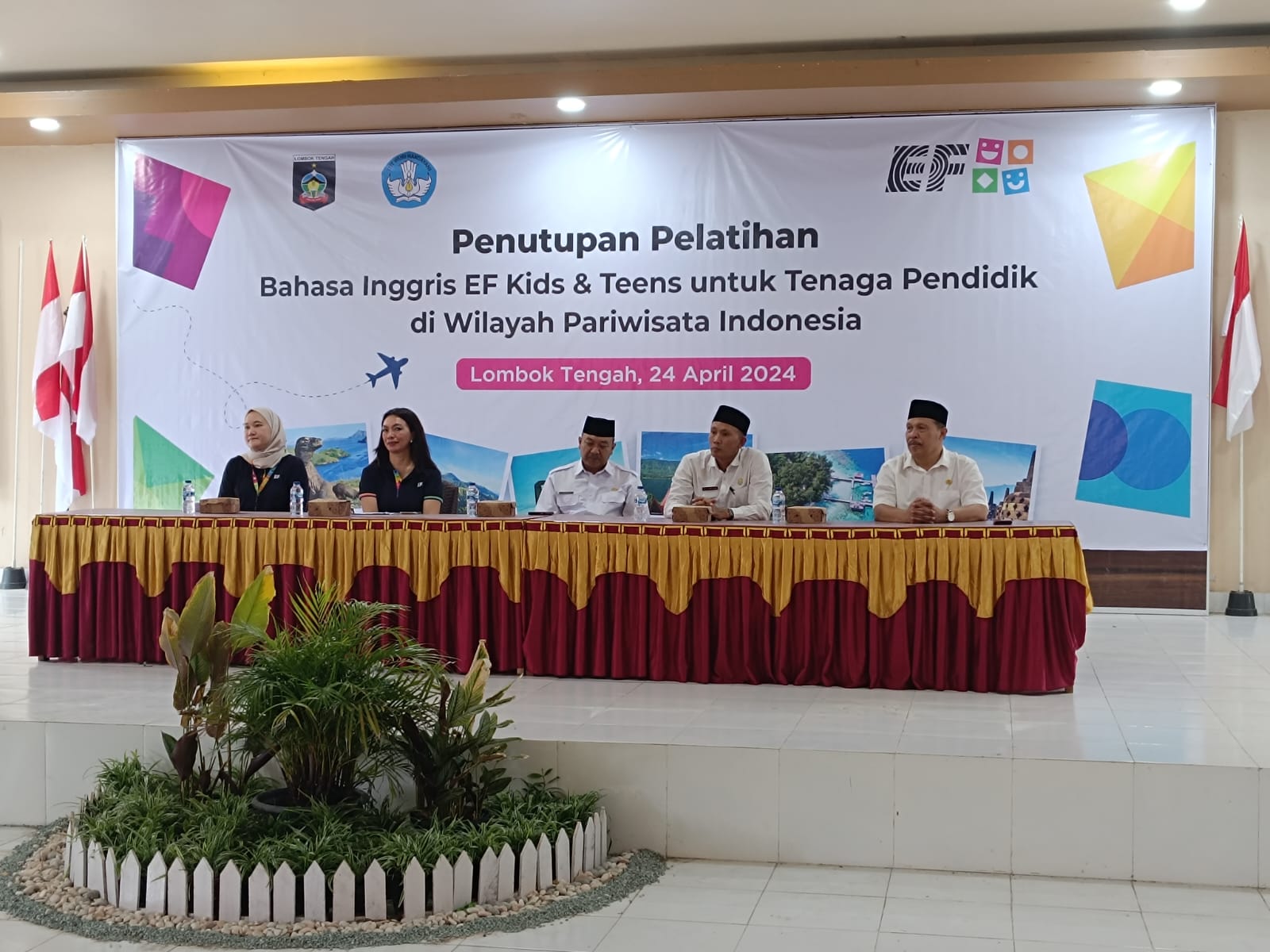 Acara penutupan Pelatihan Bahasa Inggris untuk Guru Tingkat SD dan SMP di Gedung PGRI Kabupaten Lombok Tengah.