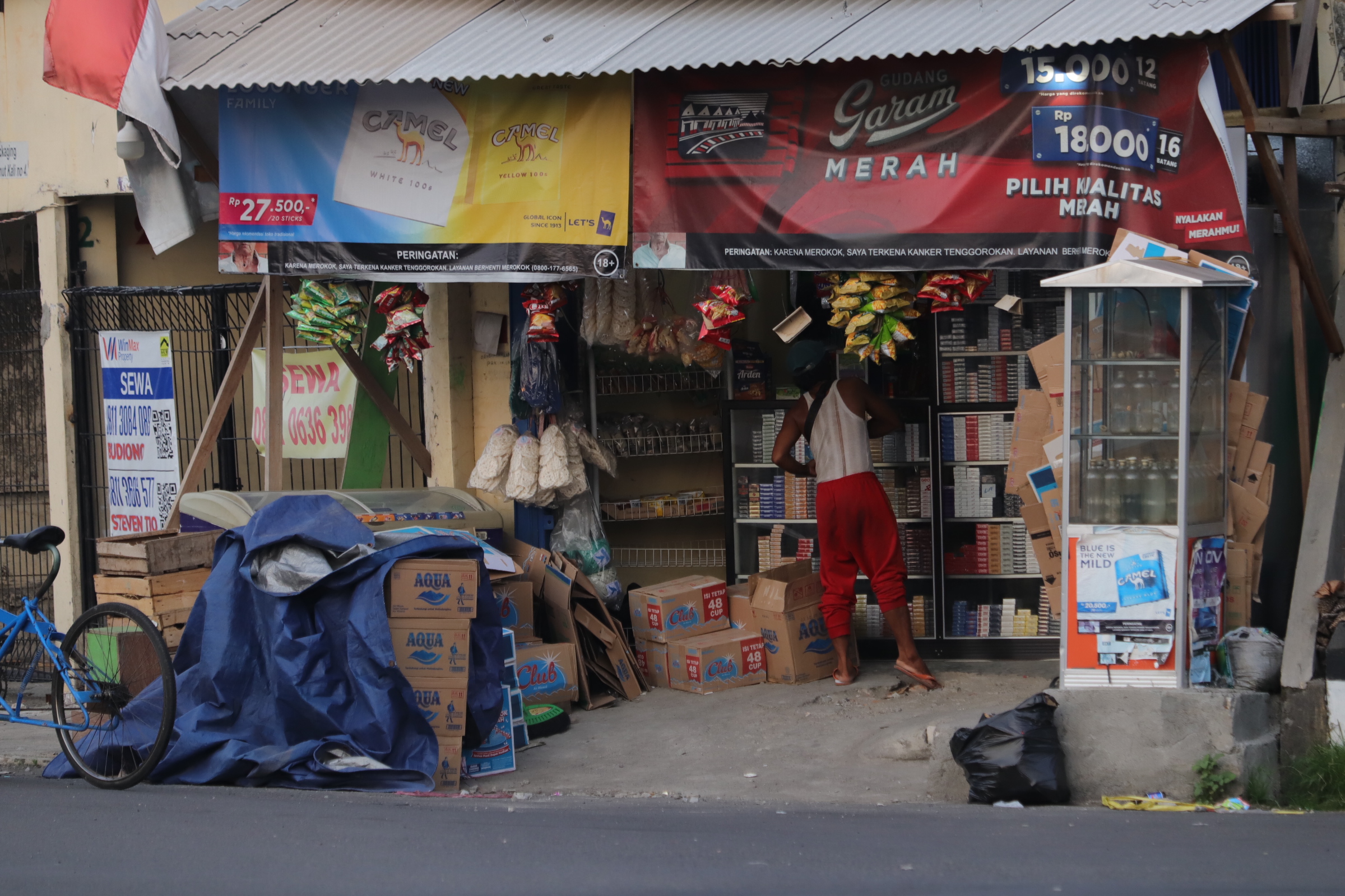 Warung Madura menjadi salah satu penggerak perokonomian amsyarakat.