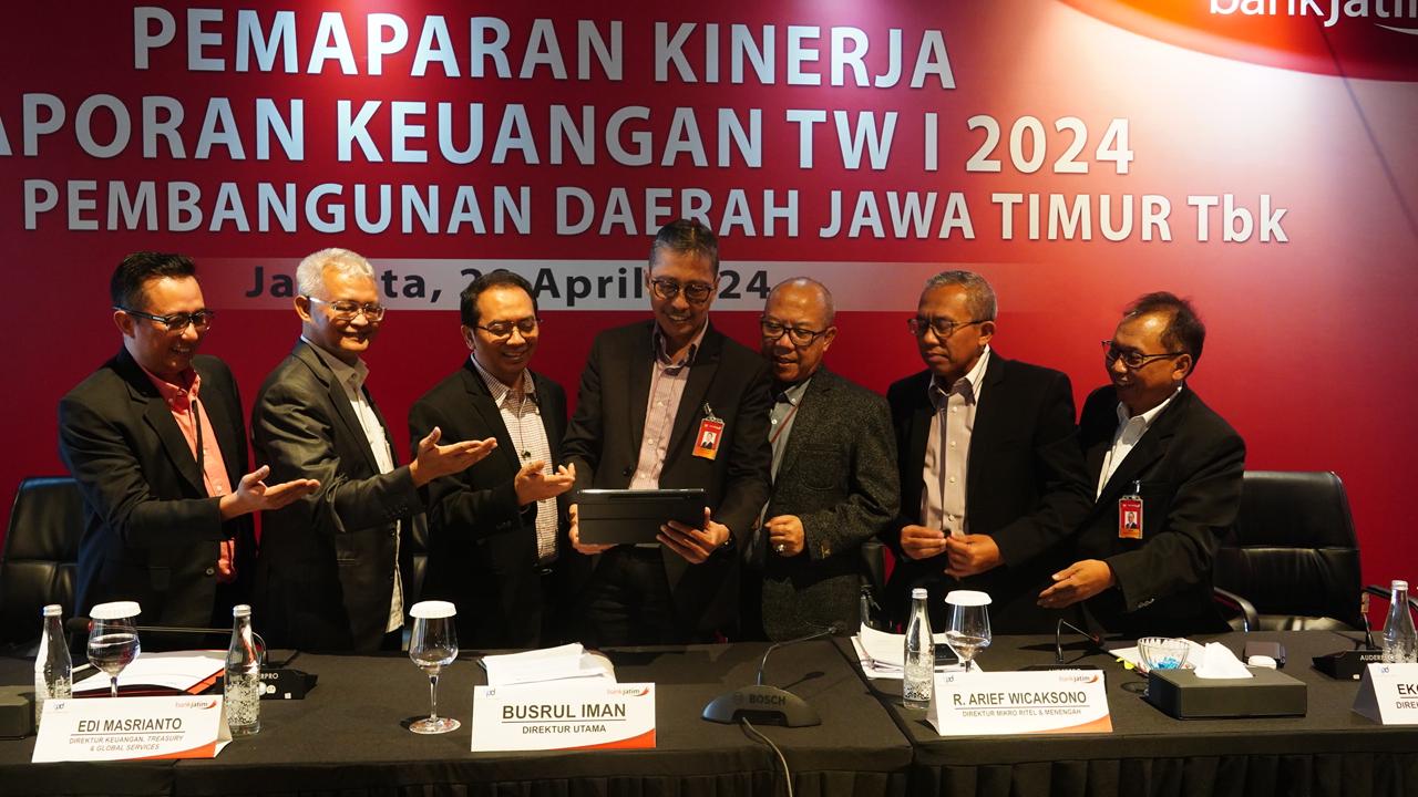 Jajaran direksi Bank Jatim saat pemaparan publik kinerja perseroan di Jakarta, Senin (29/4).