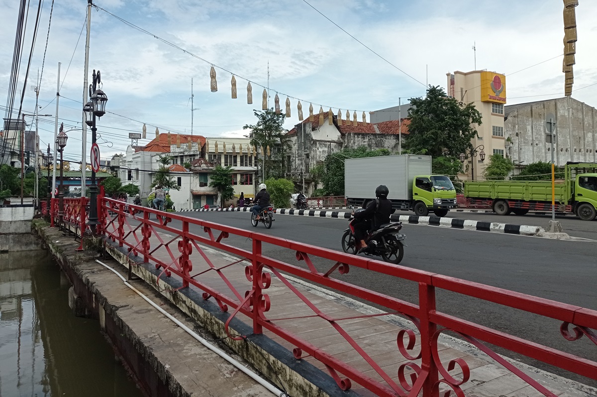 Jembatan Merah.