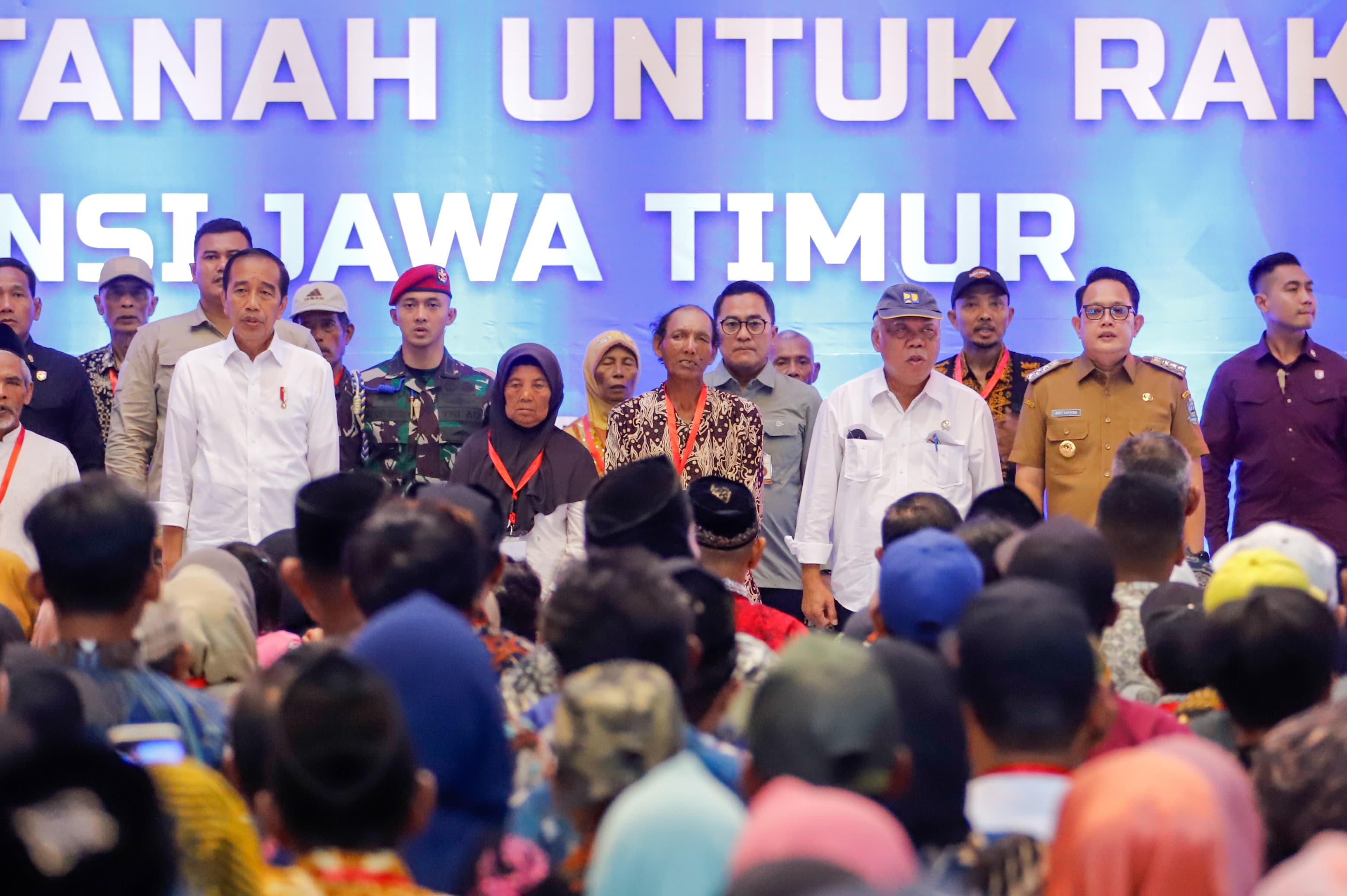 Presiden Joko Widodo saat menyerahkan sertifikat tanah elektronik kepada 8.633 Kepala Keluarga di GOR Tawang Alun Lingkungan Cuking, Mojopanggung, Kecamatan Giri, Kabupaten Banyuwangi, Selasa (30/4).
