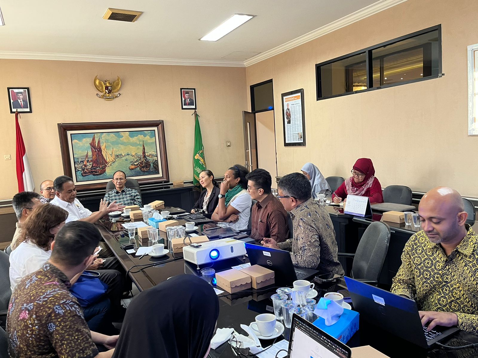 DISKUSI: Perwakilan The World Bank melakukan forum general discussion bersama Kadin Jatim dan pelaku usaha Jatim.
