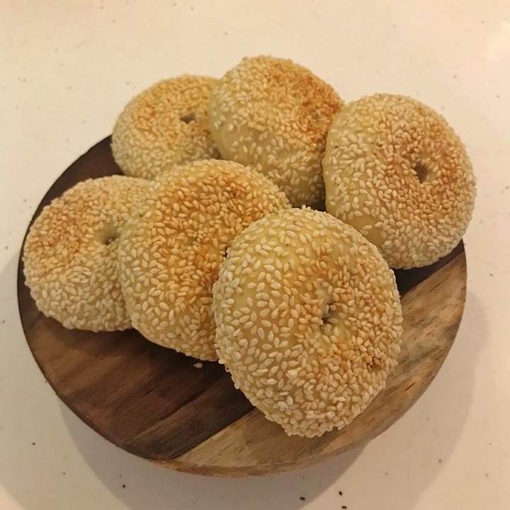 TEKSTURNYA KERAS: Roti kompyang popular di Surabaya sekitar tahun 1990-an.