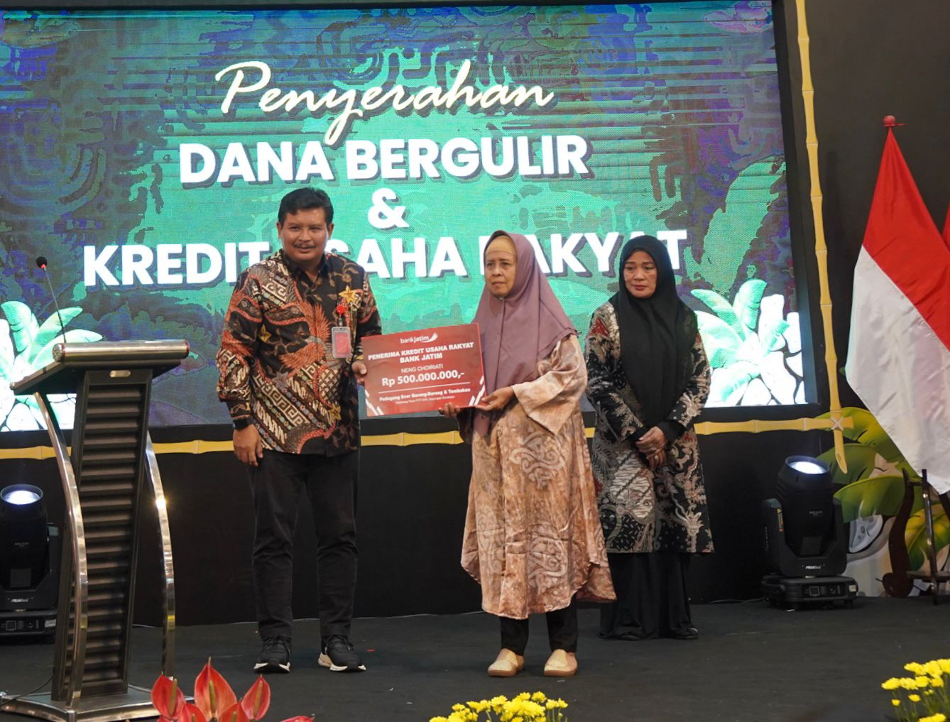DUKUNG UMKM: Penyerahan KUR Bank Jatim dalam kegiatan 5th Kampoeng Kreasi yang diselenggarakan oleh Dinas Pemberdayaan Masyarakat dan Desa Provinsi Jawa Timur, Kamis (2/5).