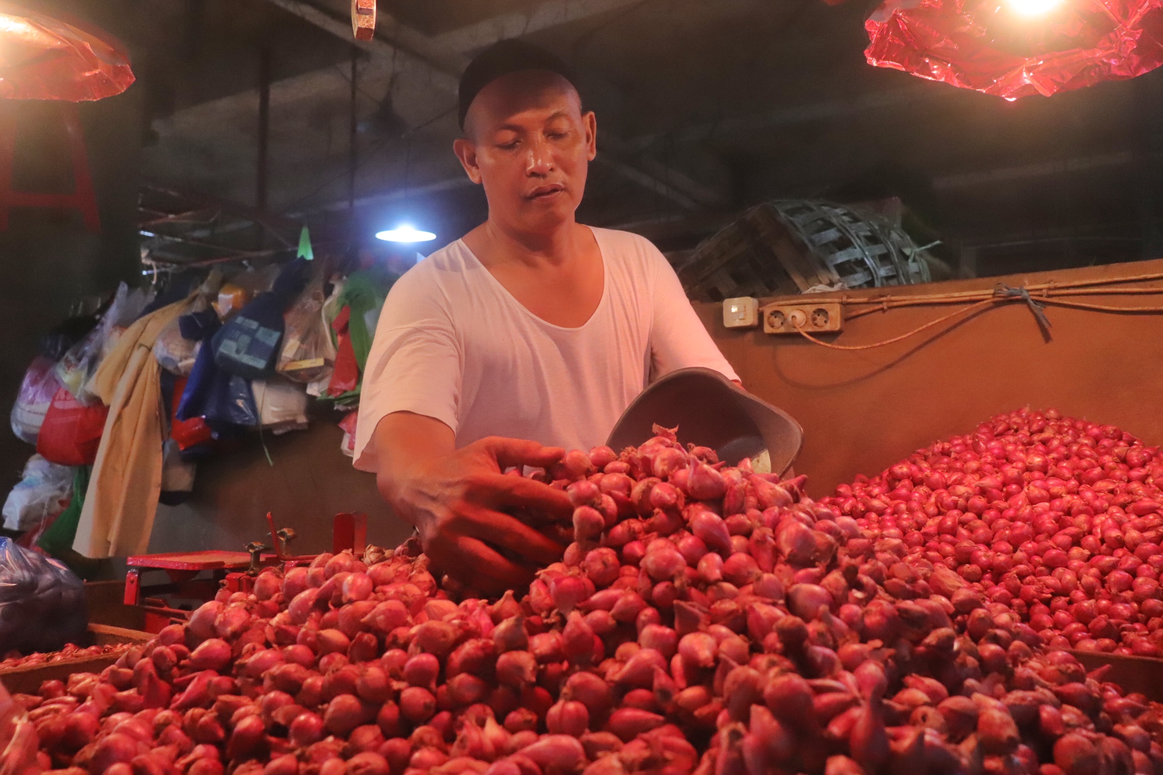 Pasokan bawang merah di Surabaya dipastikan aman.