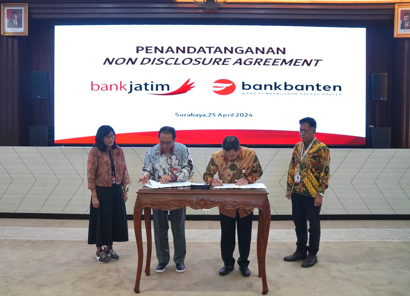 Edi Masrianto dan Bambang Widyatmoko serta disaksikan oleh Revi Adiana Silawati melakukan penandatanganan NDA.