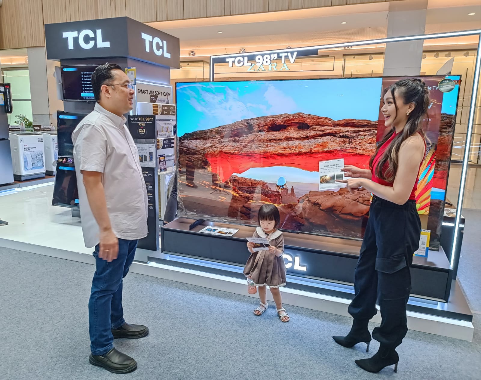 DISKON GEDE: Pudji Horixon berbincang dengan salah satu calon konsumen disela pameran UFOria Shopping Festival 2024 di Pakuwon Super Mall, Surabaya.