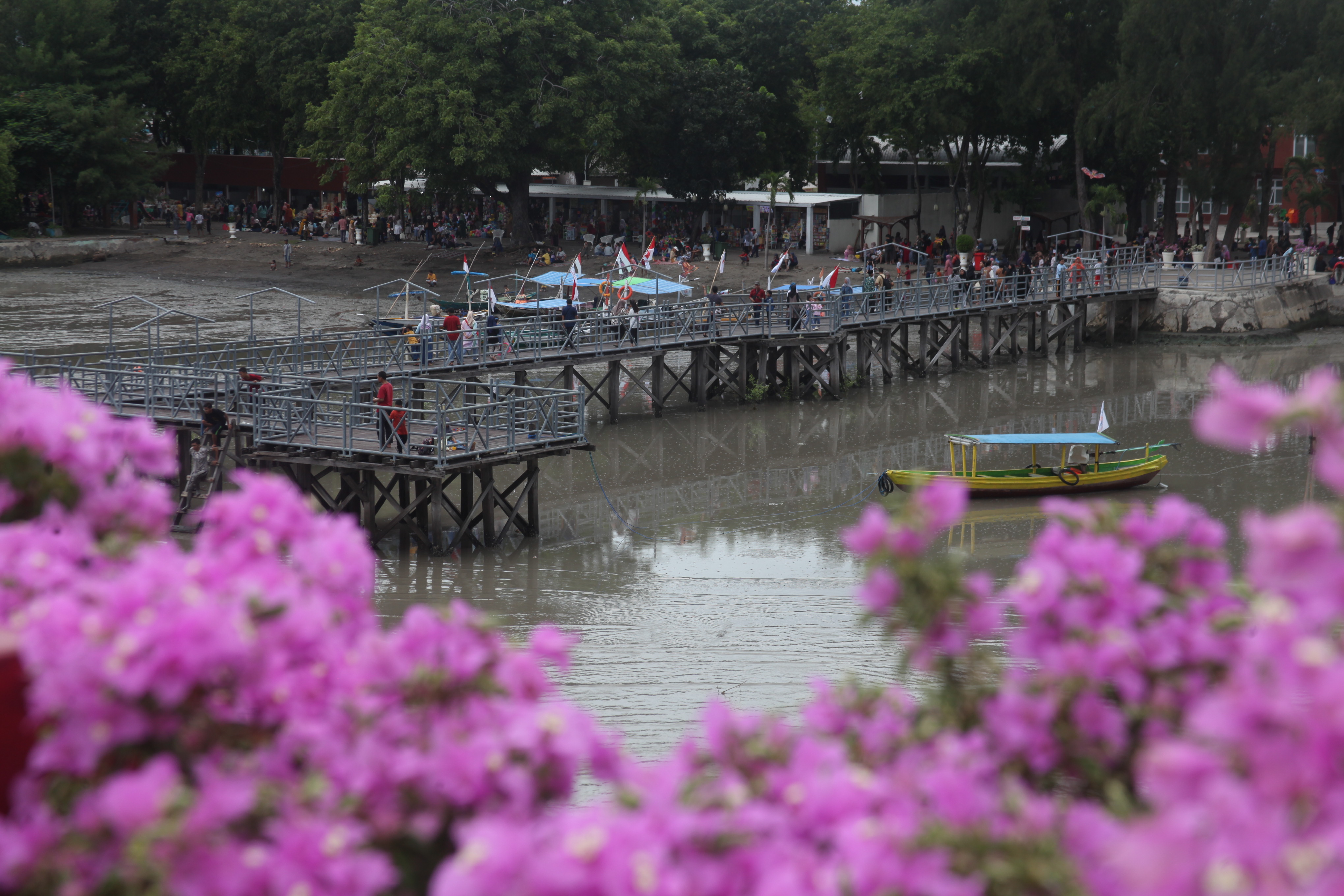 Wisata Pantai Kenjeran.