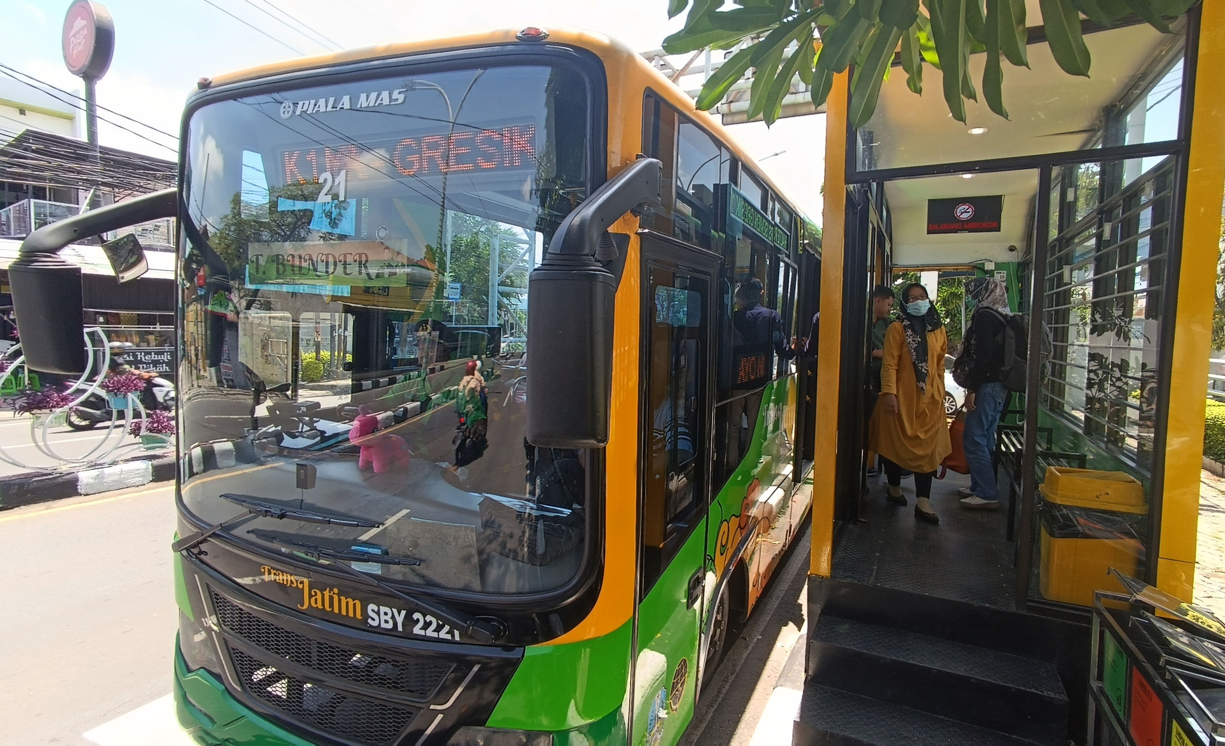 Bus Trans Jatim menjadi transportasi massal yang nyaman dan murah.