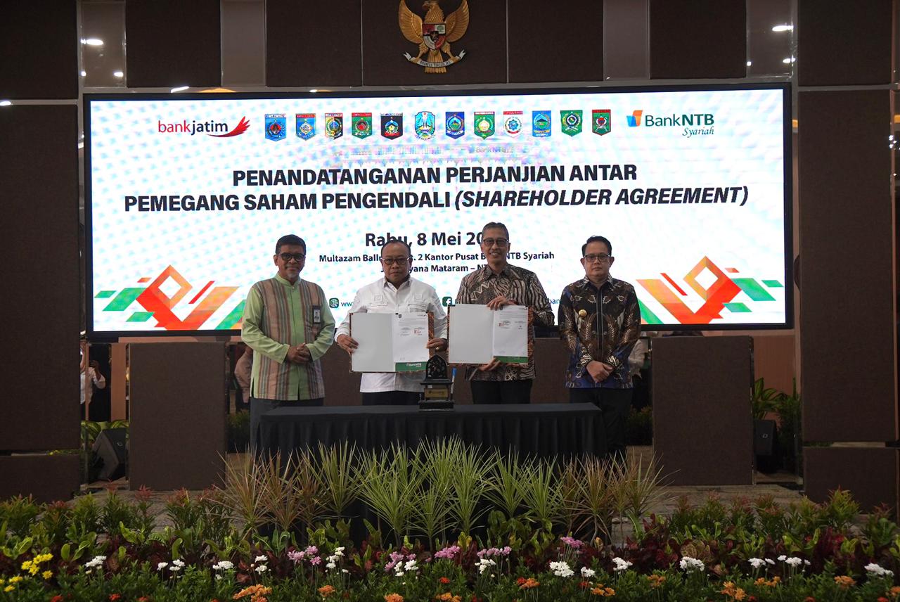 Dari kiri, Kukuh Rahardjo, Pj. Lalu Gita Ariadi, Busrul Iman dan Adhy Karyono saat shareholder agreement di Kantor Pusat Bank NTB Syariah Mataram.