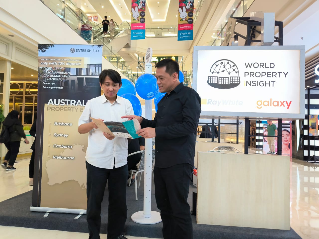 PRODUK ASING: Bambang Budiono (kiri) bersama Henry Nugroho menjelaskan beberapa produk properti asing yang mulai dipasarkan di Surabaya baik landed house, apartemen, ruko maupun pergudangan.