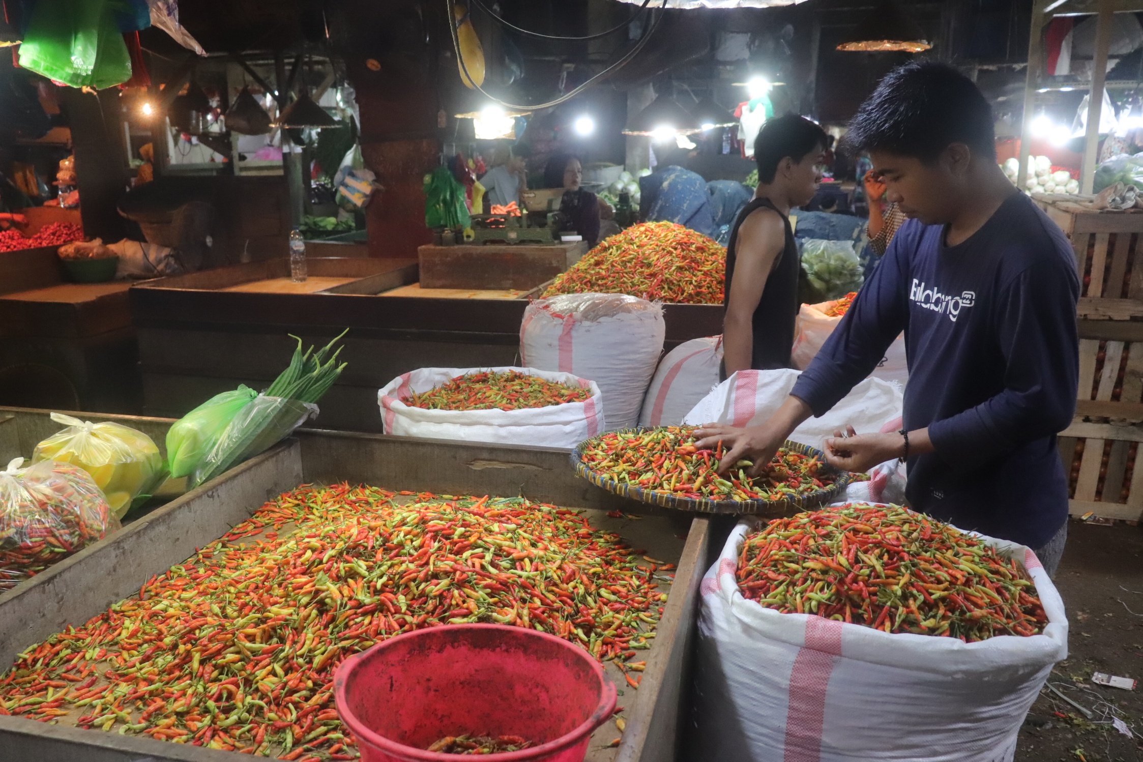 BELUM STABIL: Beberapa komoditas bahan pangan mengalami lonjakan harga belakangan ini.