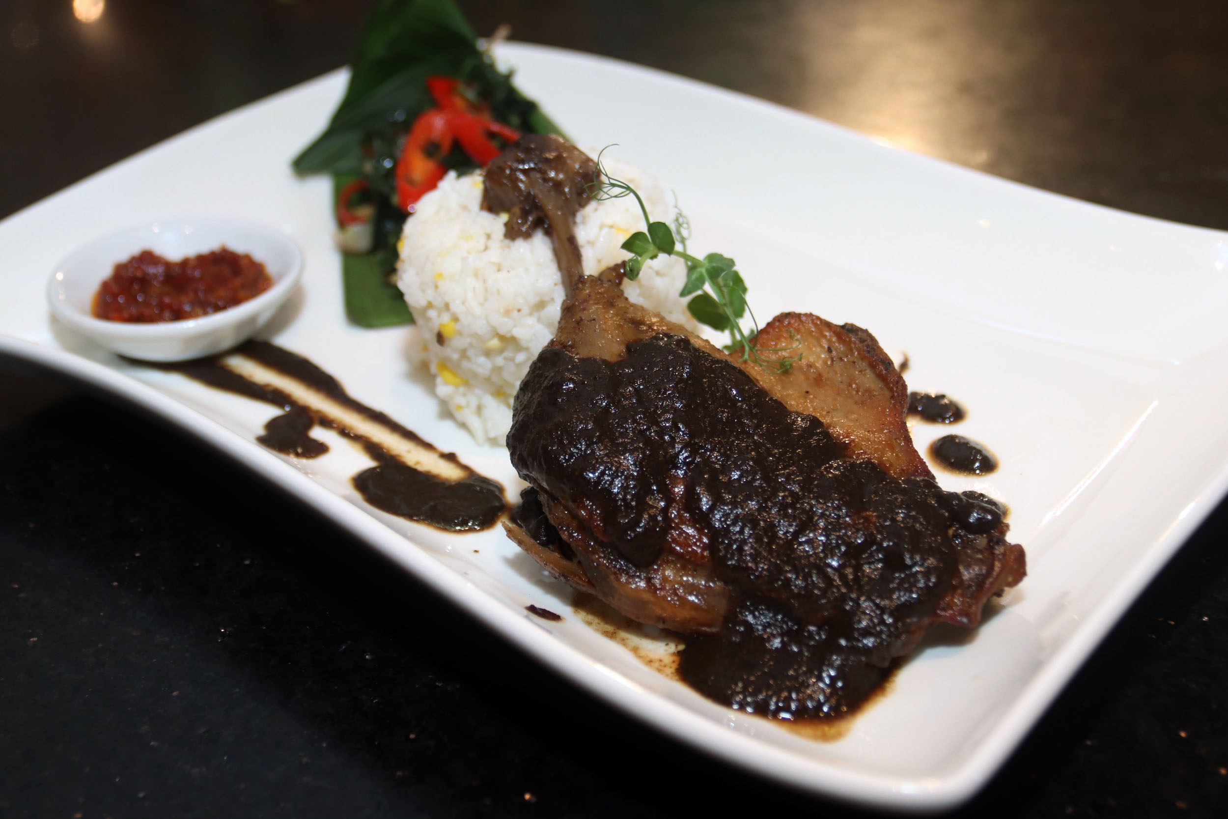 MERESAP: Bebek rawon yang dinamainya Bebek Hitam itu dimasak dengan slow cooking yang dikenal dengan duck confilt.