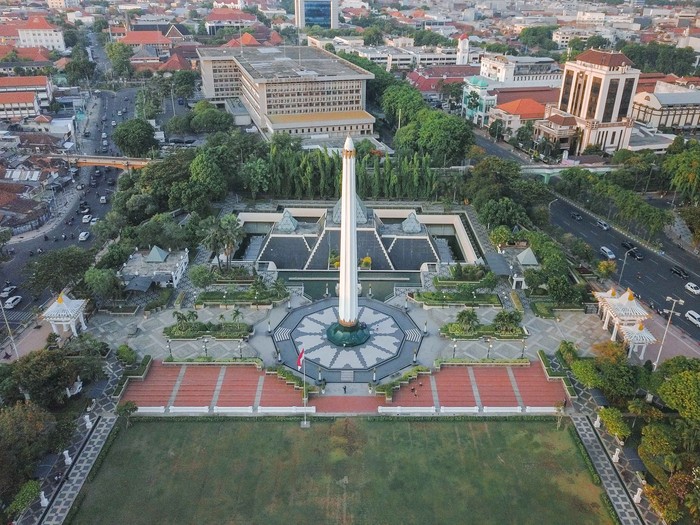 Tugu Pahlawan dan Museum 10 November.