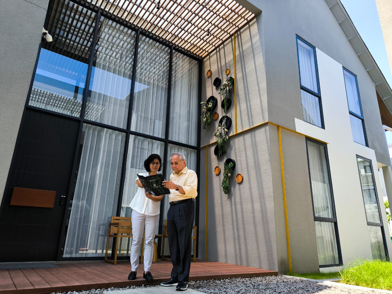 TROPICAL RESORT: Lodewyk Wattimena bersama Dina Ariyanti menjelaskan cluster baru, Organica, di perumahan Royal Residence yang menyasar kalangan muda mapan.