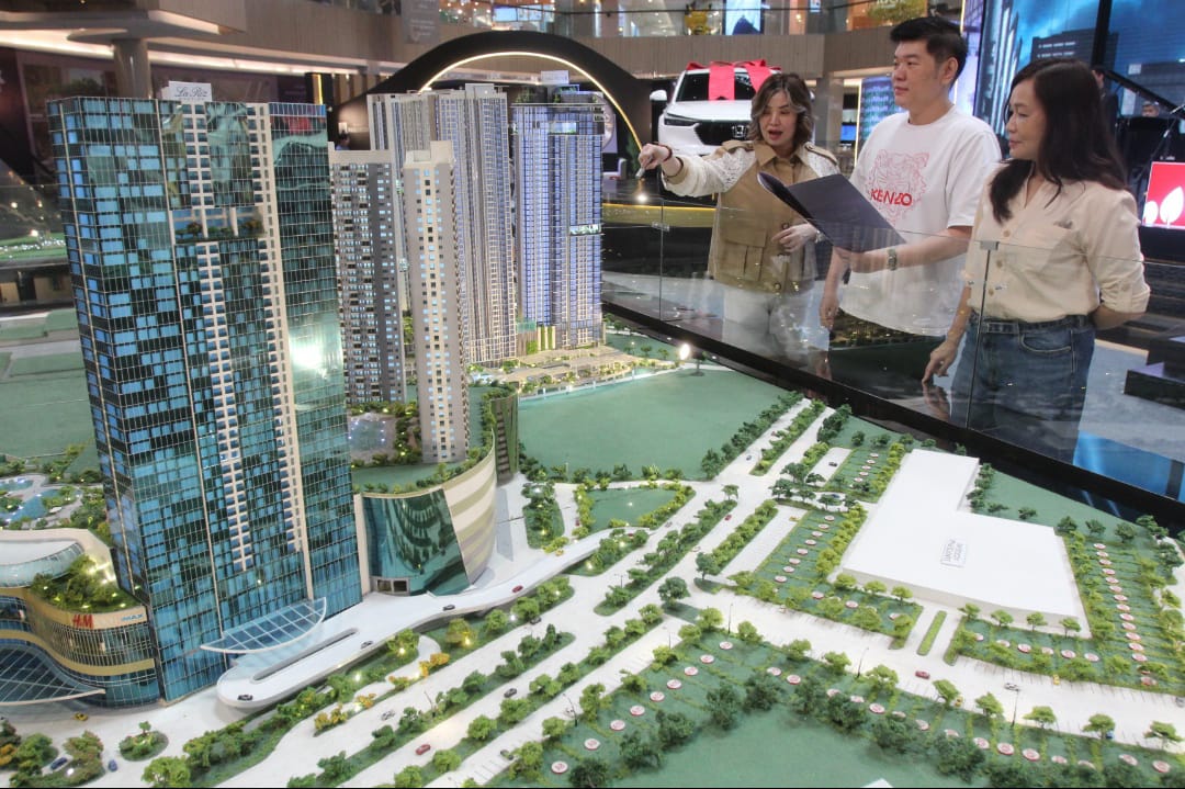 READY STOCK: Dari kiri, Liliani Harsono, Hendie Santoso dan Fenny menjelaskan beberapa produk properti Pakuwon Group yang dipamerkan di Pakuwon Group Spekta Expo.