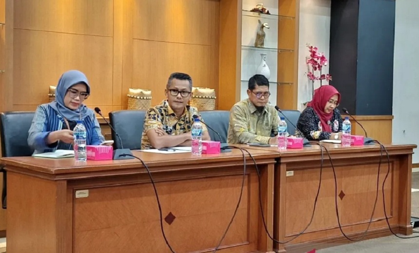 Juru Bicara Kemenperin Febri Hendri Antoni Arif (dua dari kiri) dalam konferensi pers di Jakarta terkait Pertek yang mengatur impor dan dampaknya ke industri, Senin (20/5).