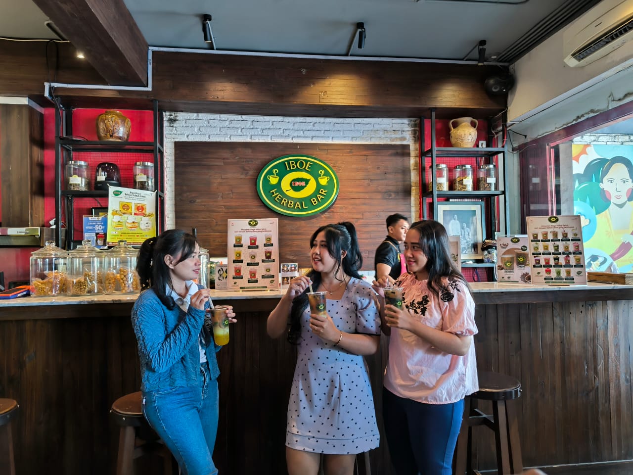 Anak-anak muda yang menjadi target utama produk minuman kesehatan dari Jamu Iboe kini semakin meningkat tren market-nya.