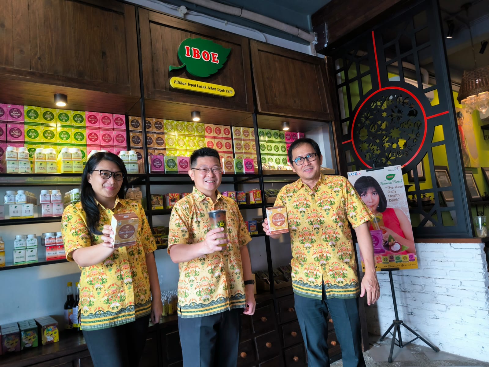 Stephen Walla (tengah) bersama Perry Angglishartono (kanan) saat memperkenalkan produk minuman kesehatan terbaru dari Jamu Iboe, Gati Jamu, di Iboe Griya Herba.