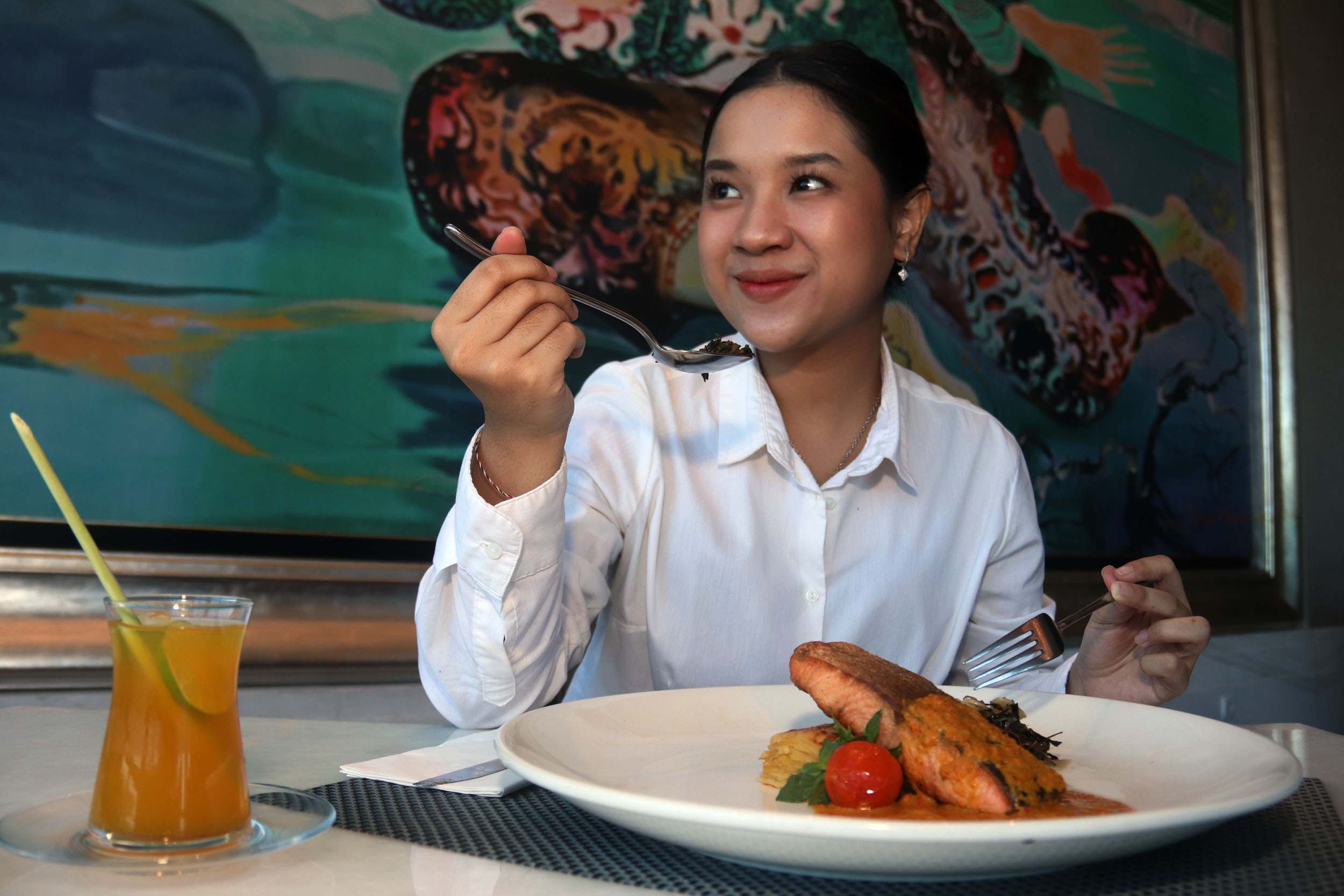 KAYA RASA: Pengunjung menikmati Salmon Semanggi Saus Woku Belangga yang merupakan perpaduan kuliner Western, Manado dan Surabaya.