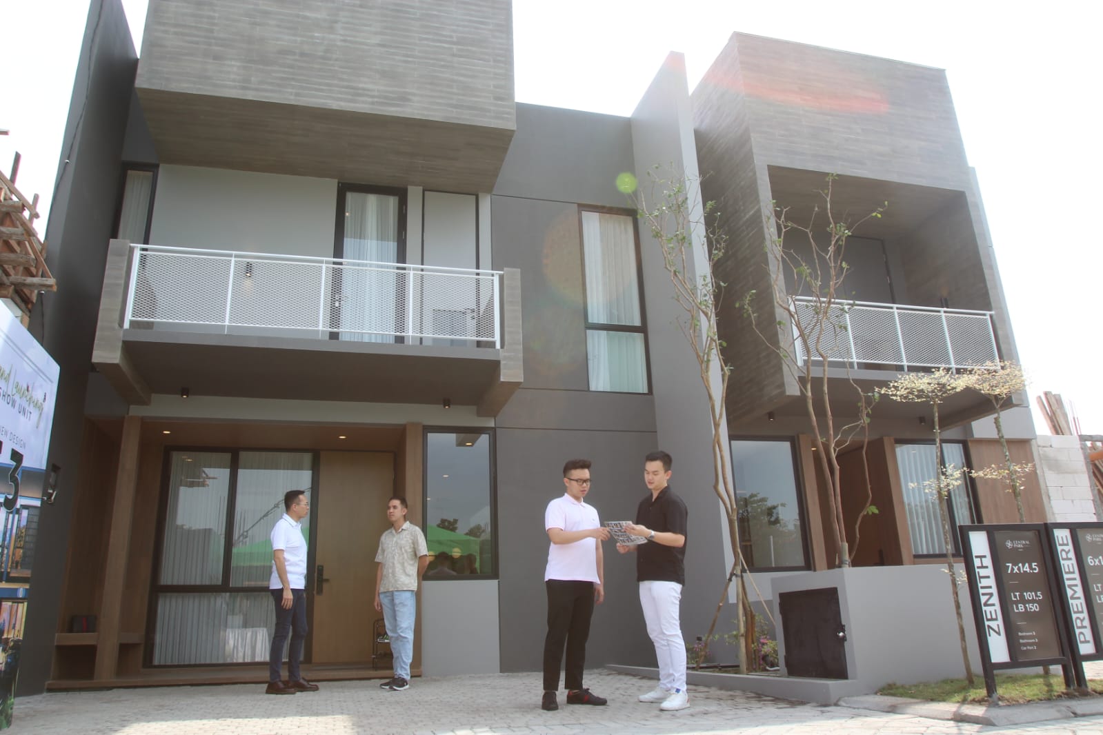 KEJAR FREE PPN : Dari kiri, Markus Widodo, Harris Santoso, Jefferson Widodo dan Joshua D Widodo saat meninjau rumah contoh Central Park MERR-Phase III yang mulai dipasarkan dan dibangun serentak.