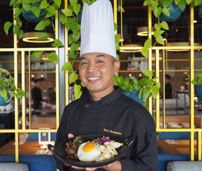 PEDASNYA BISA DISESUAIKAN: Chef Heri Purwanto menunjukkan Nasi Goreng Iga Rempah dengan bumbu yang khas buatannya.