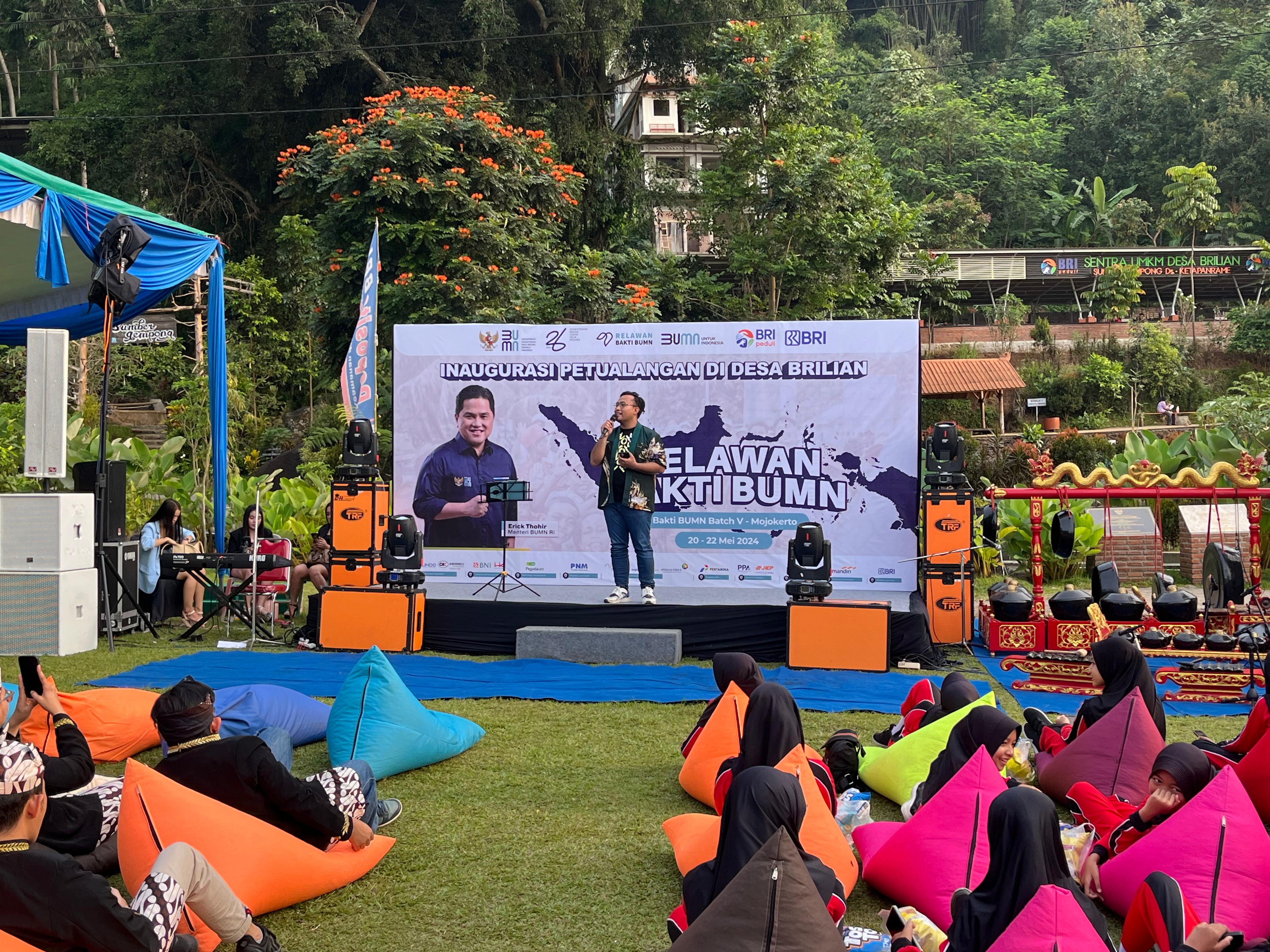 Sejumlah karyawan dan relawan BUMN mengikuti kegiatan Relawan Bhakti BUMN di Desa Ketapanrame Kecamatan Trawas Kabupaten Mojokerto.