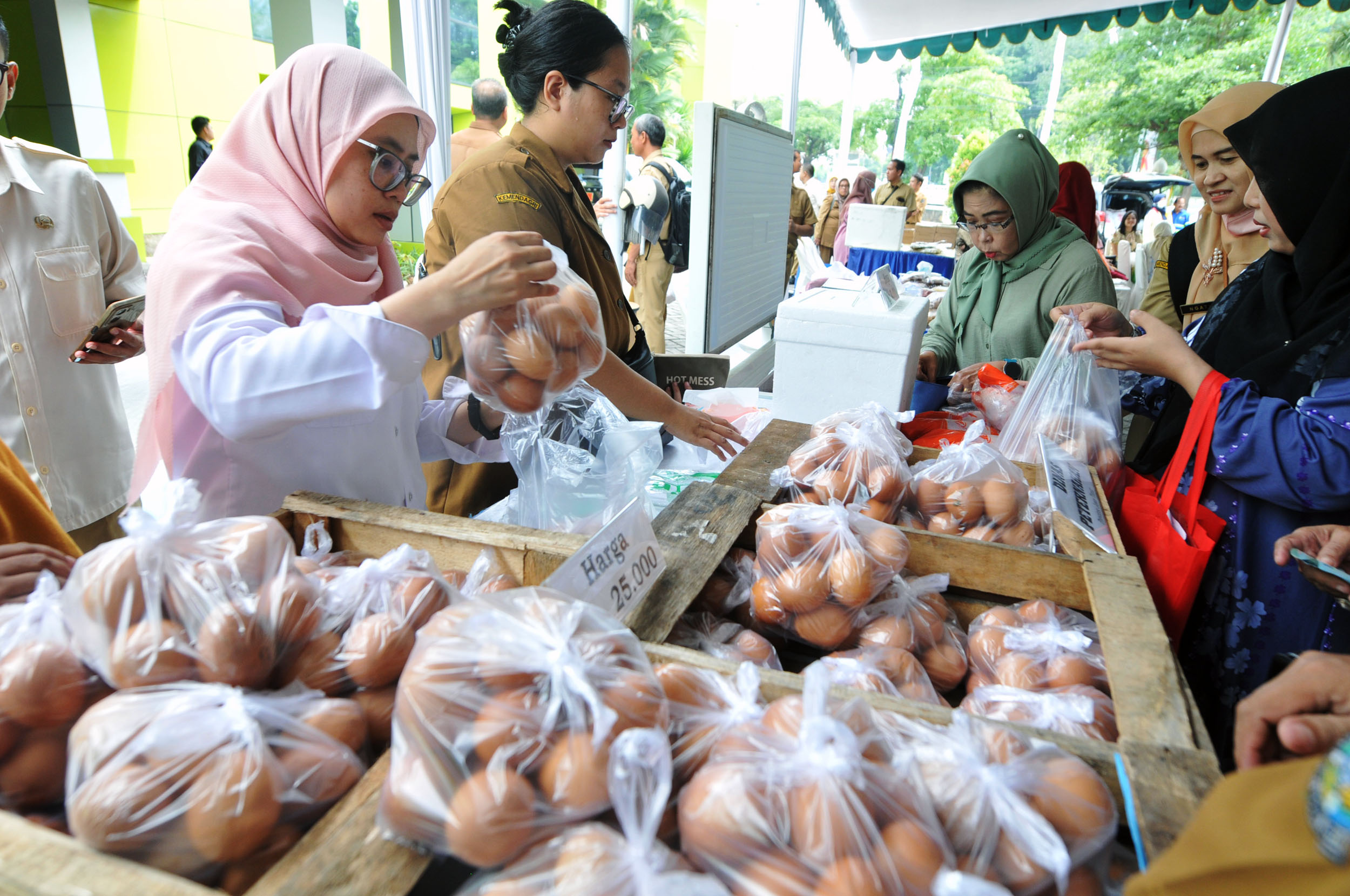 MELANDAI: Sejak sepekan terakhir harga telur ayam sudah mengalami penurunan.