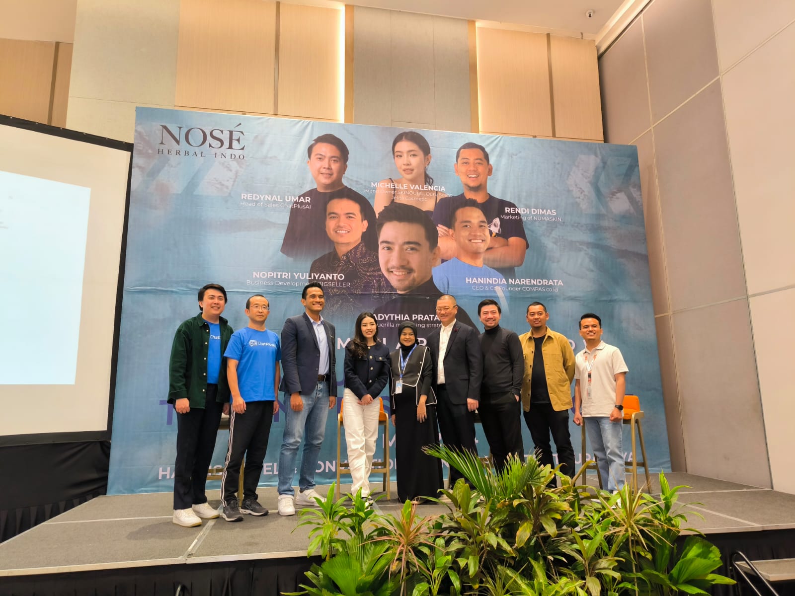 Sri Rahayu (tengah berjilbab) bersama para narasumber dalam acara seminar &lsquo;Beauty Alchemy: Turning Passion to Profit&rsquo;, Senin (27/5).