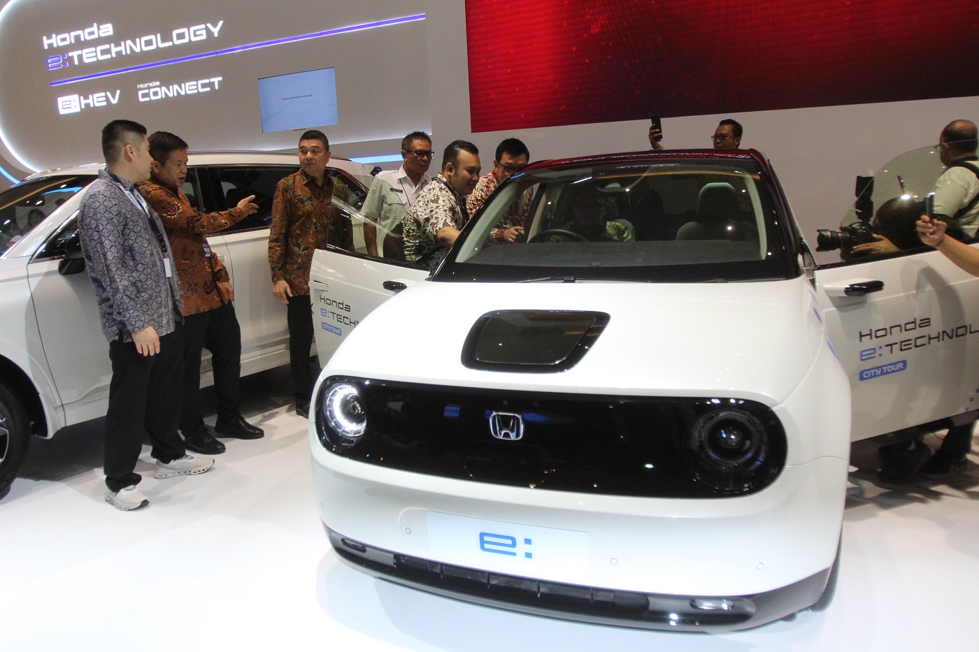 BELUM DIPASARKAN: Honda e:Technology menarik perhatian banyak orang dalam pembukaan IIMS Surabaya 2024 di Grand City Convention and Exhibition, Surabaya.
