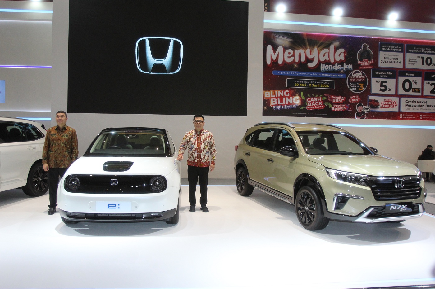 MENYALA HONDA-KU: President Director HSC Ang Hoey Tiong (kiri) dan Director HSC Wendy Miharja dengan Honda e:Technology dan New Honda BR-V N7X Edition.