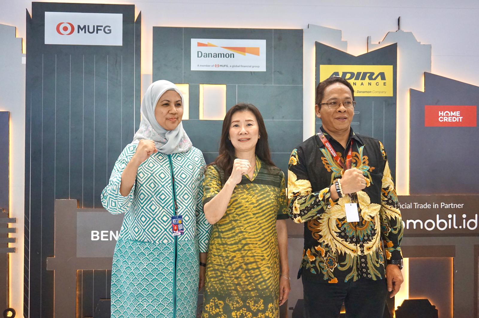 Dari kiri, Liza Adinda, Irene Sri Rejeki dan Djoko Witono menjelaskan sejumlah program menarik yang ditawarkan selama gelaran IIMS 2024 di Surabaya.