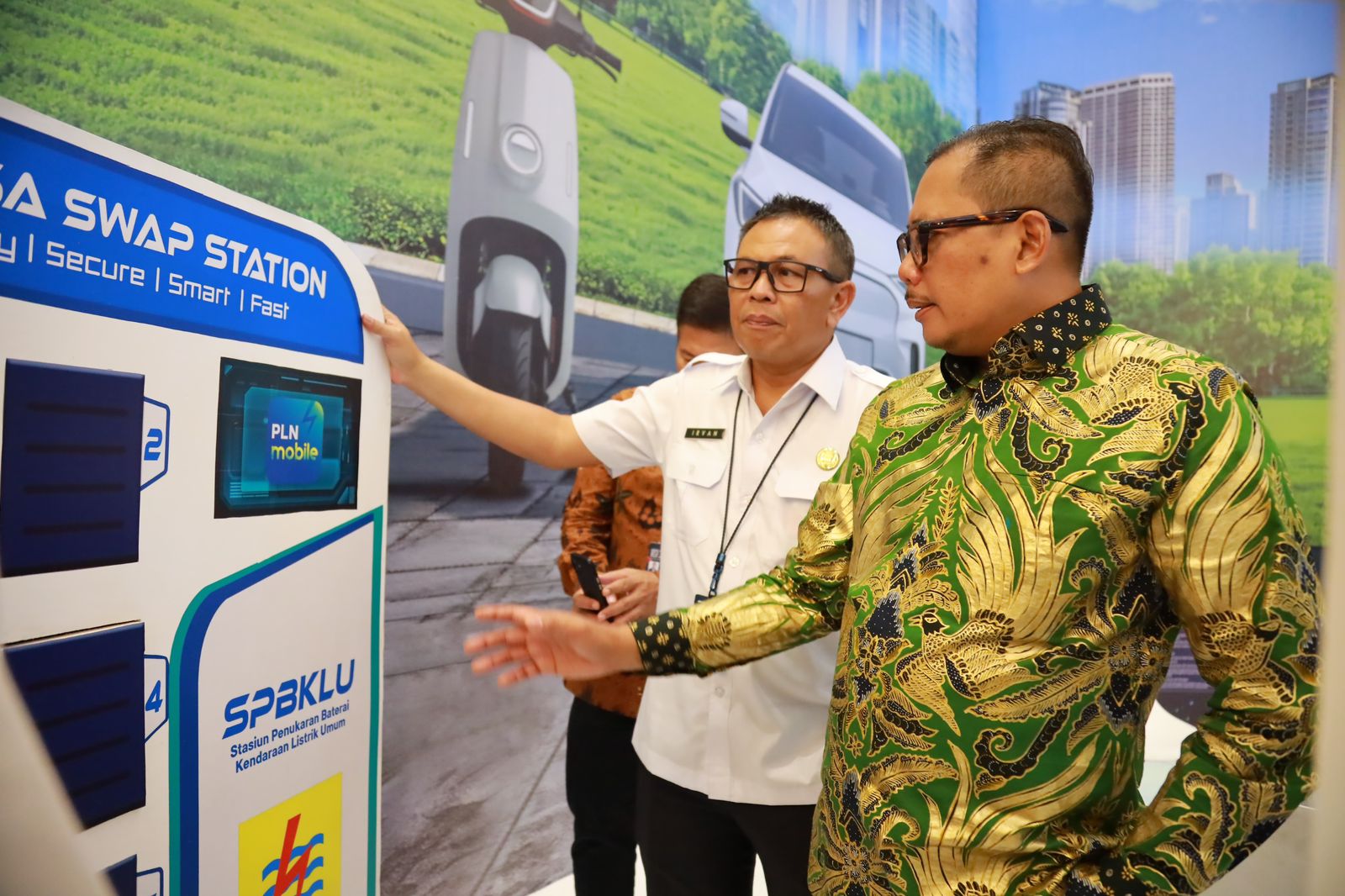 General Manager PLN UID Jawa Timur, Agus Kuswardoyo memaparkan cara penggunaan Stasiun Penukaran Baterai Kendaraan Listrik Umum di Pameran IIMS, Rabu (29/5).