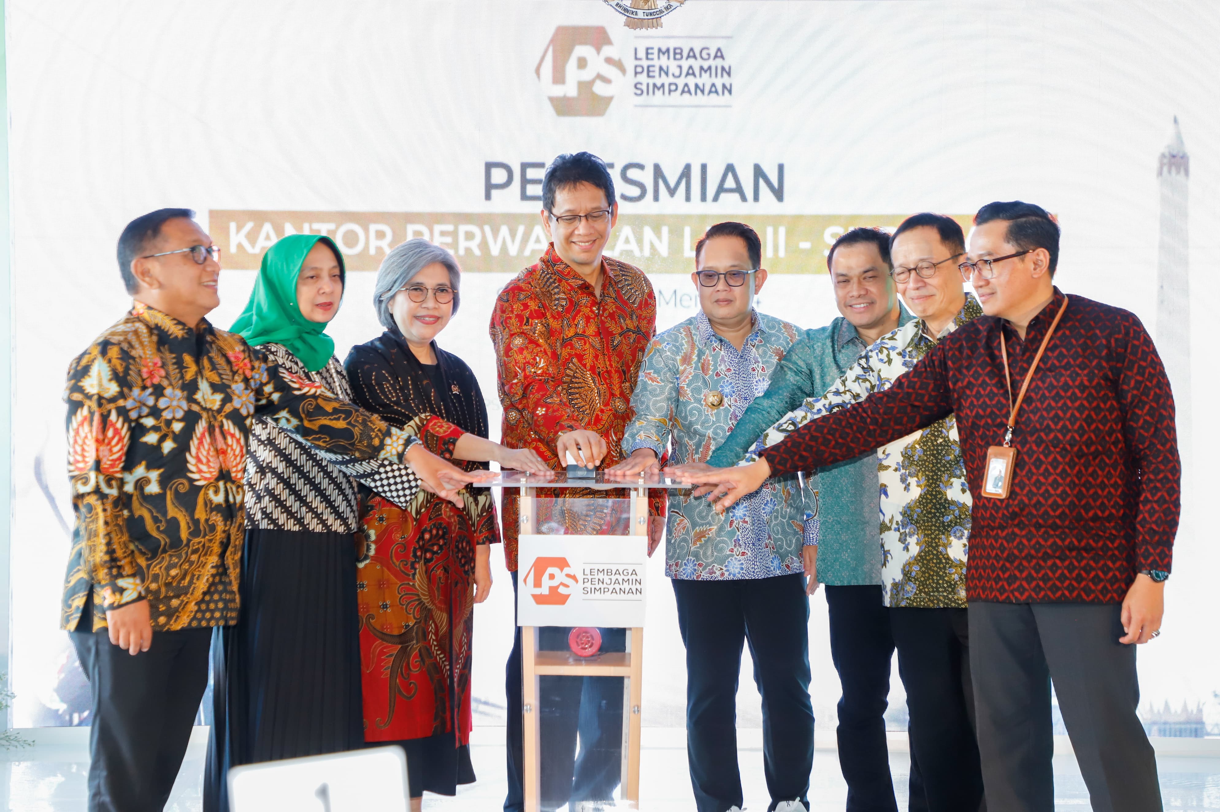 Pj Gubernur Jatim Adhy Karyono (lima dari kiri) bersama Ketua Dewan Komisioner LPS Purbaya Yudhi Sadewa (empat dari kiri) dan perwakilan undangan saat peresmian Kantor Perwakilan LPS II Surabaya.