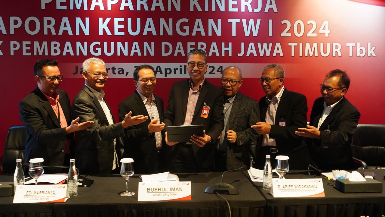 OPTIMISME MANAJEMEN: Jajaran direksi Bank Jatim usai melakukan rapat kinerja triwulan pertama di Jakarta.
