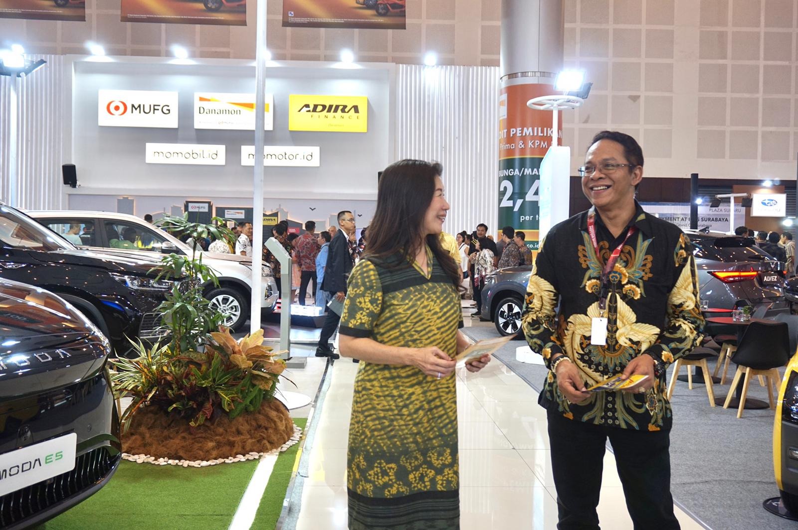 Regional Corporate Officer Bank Danamon Irene Sri Redjeki (kiri) di sela-sela IIMS Surabaya 2024 di Grand City Convex.