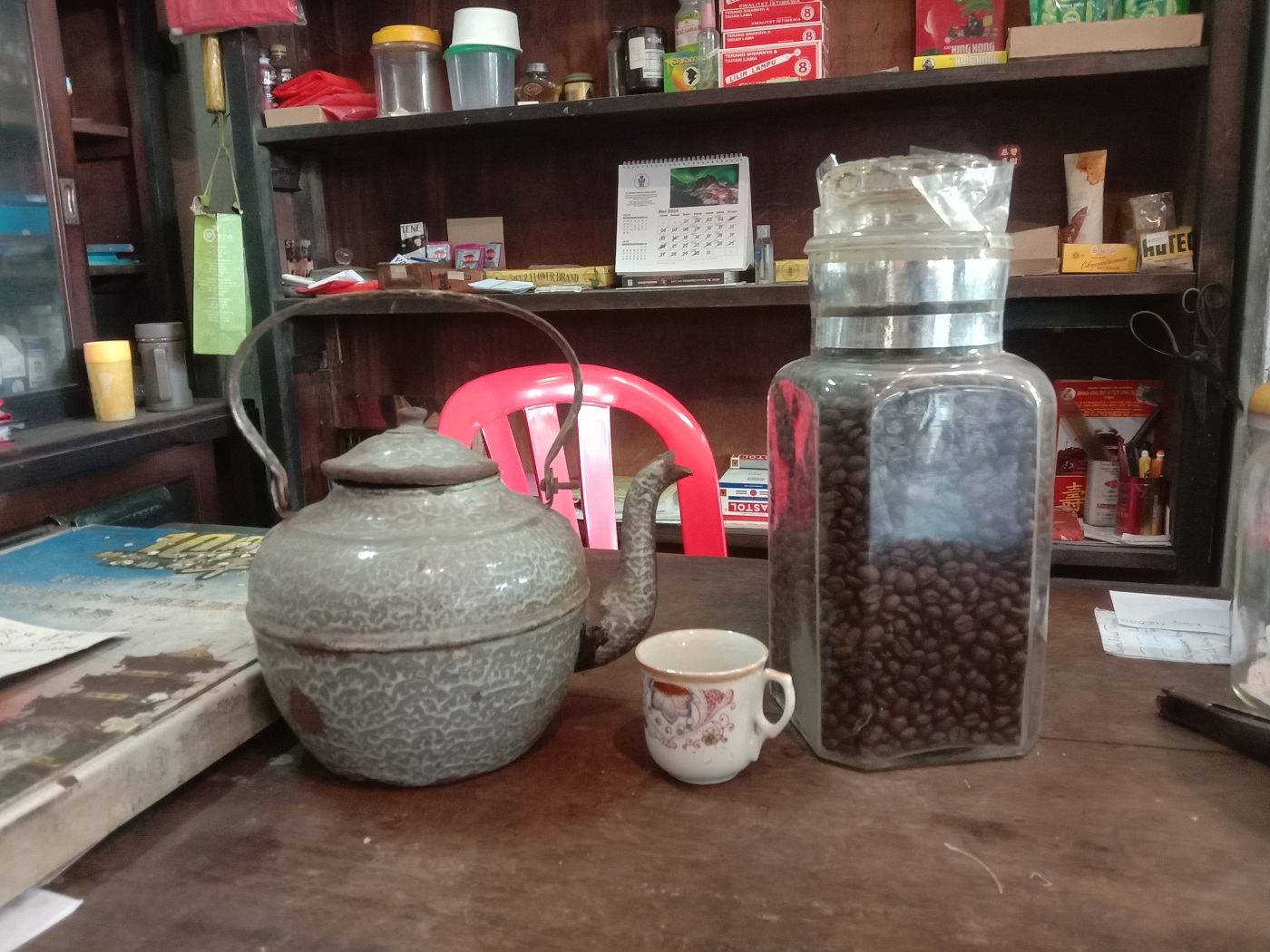 SAKSI BISU: Teko dan cangkir peninggalan almarhum Gunawan, Sigan, yang dulu digunakan untuk menyeduh kopi.