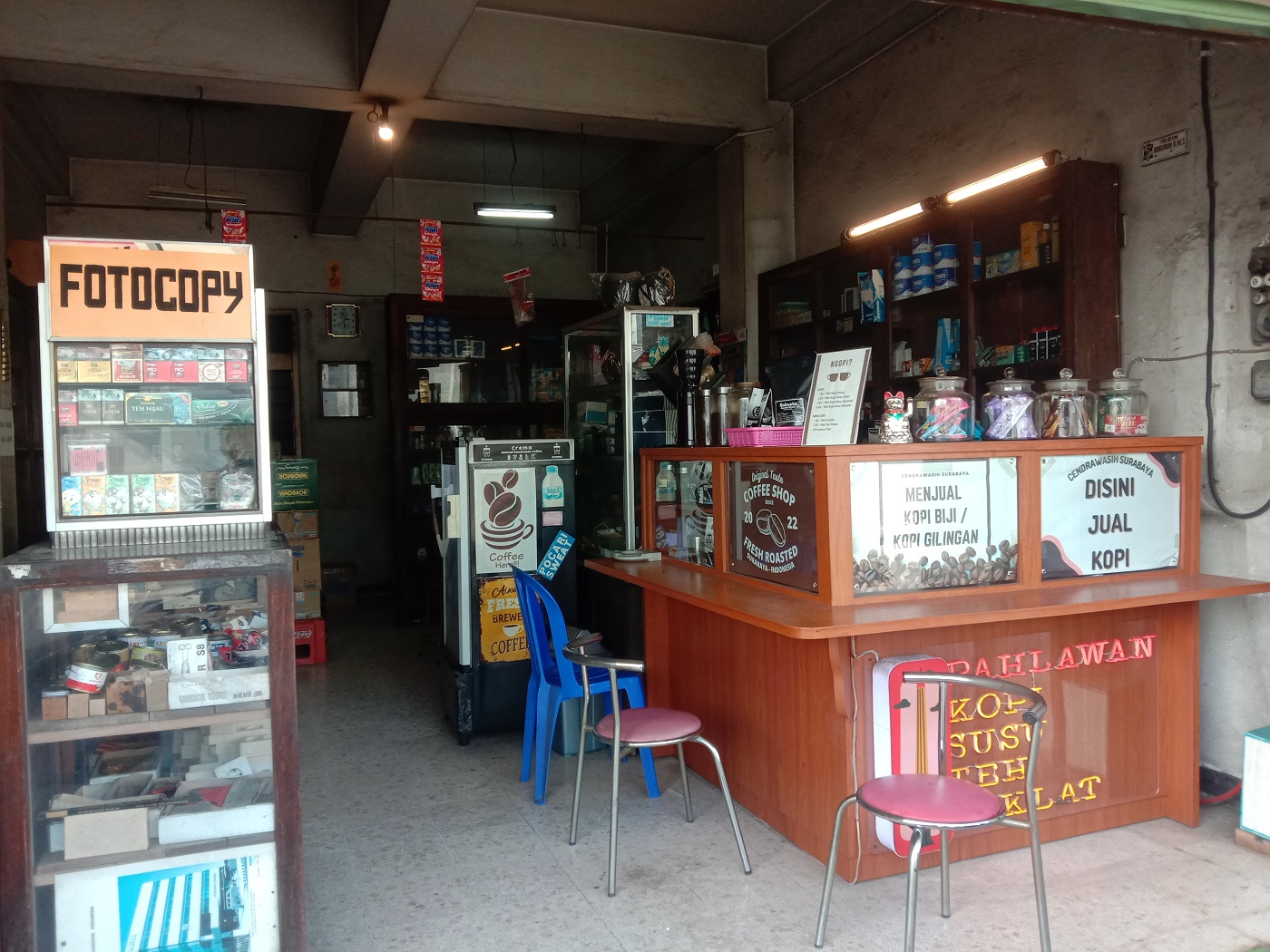 LEGENDARIS: Suasana Toko Kopi Sigan yang juga menyatu dengan toko kelontong milik Gunawan.