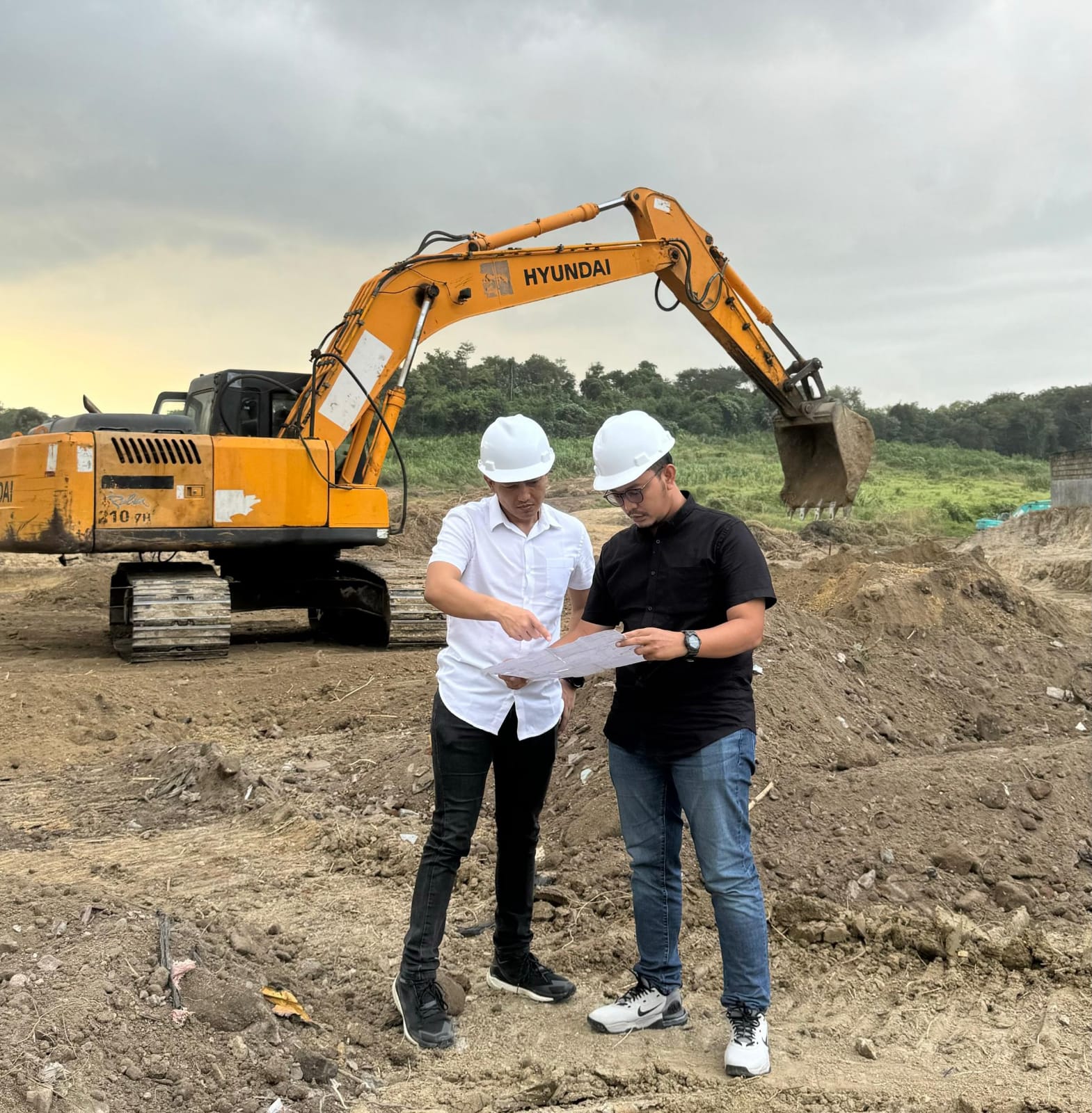 Gideon Caraka (kiri) bersama Saiqul Umam saat meninjau progres pengerjaan di lapangan pembangunan CitraLand Gresik Kota yang akan segera dipasarkan.